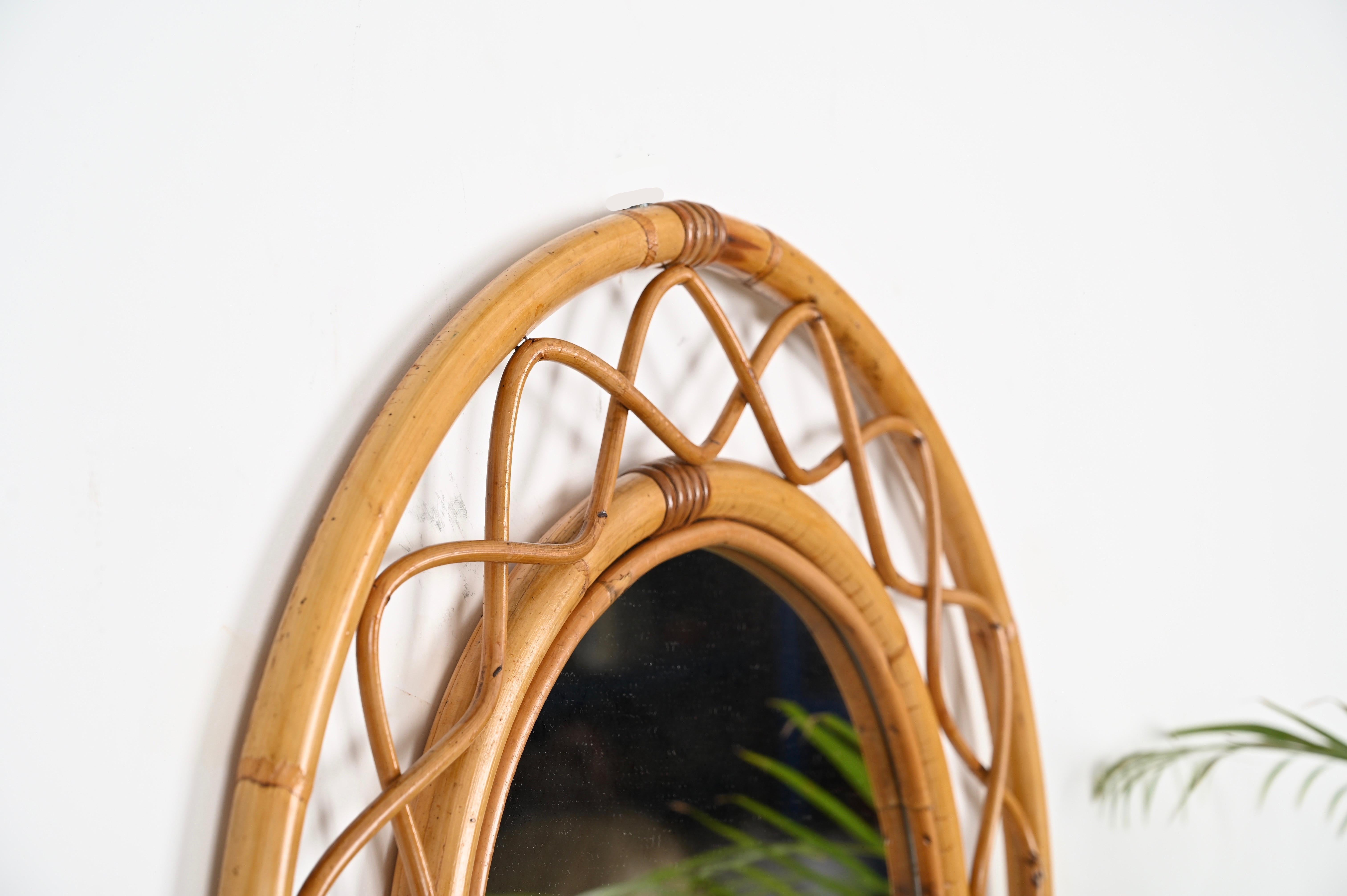20ième siècle Miroir italien rond du milieu du siècle, cadre incurvé en bambou, rotin et osier, années 1960 en vente