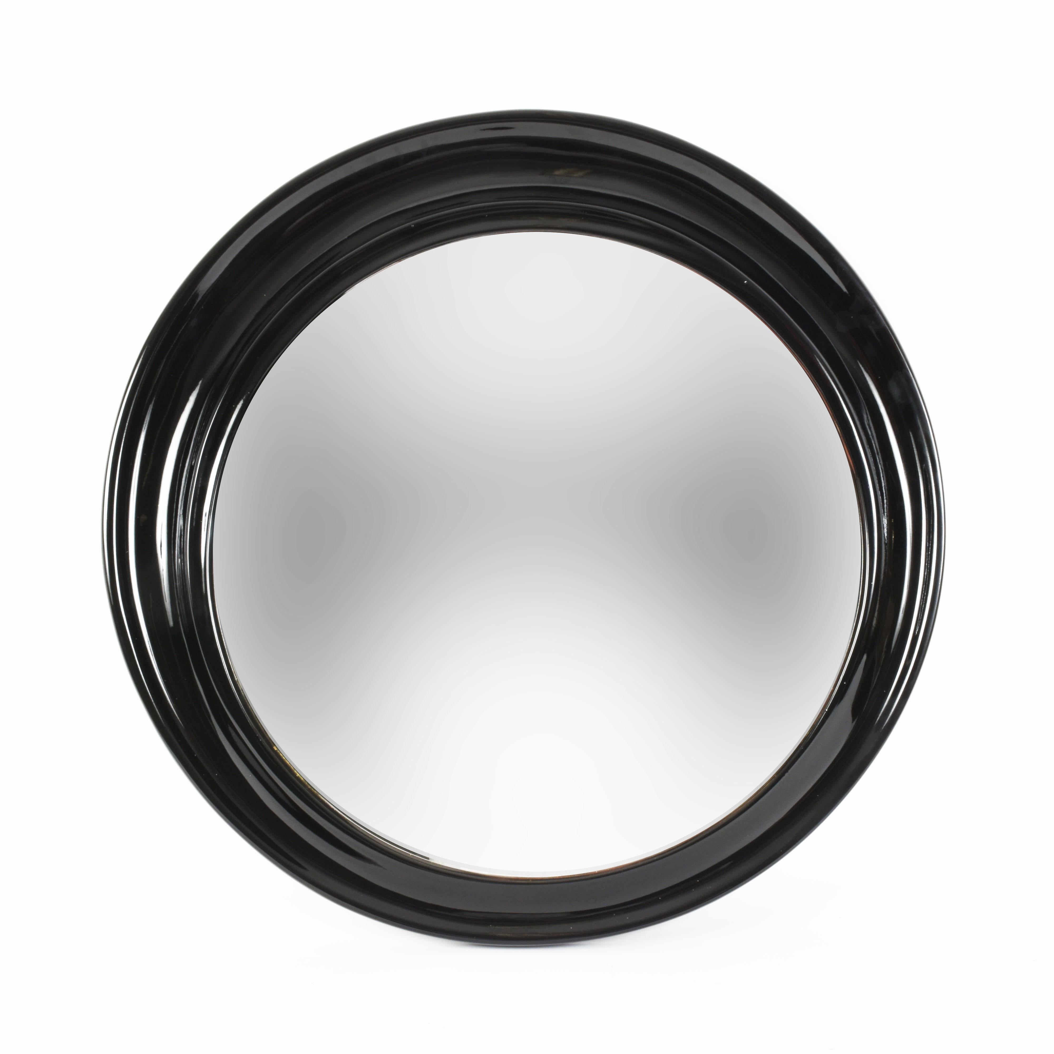 Amazing round mirror with black lacquered resin frame. This piece was produced in Italy during 1970s.

This mirror will surprise you with its round lines and its glossy and eye-catching black lacquered resin frame.

An iconic item from the 1970s