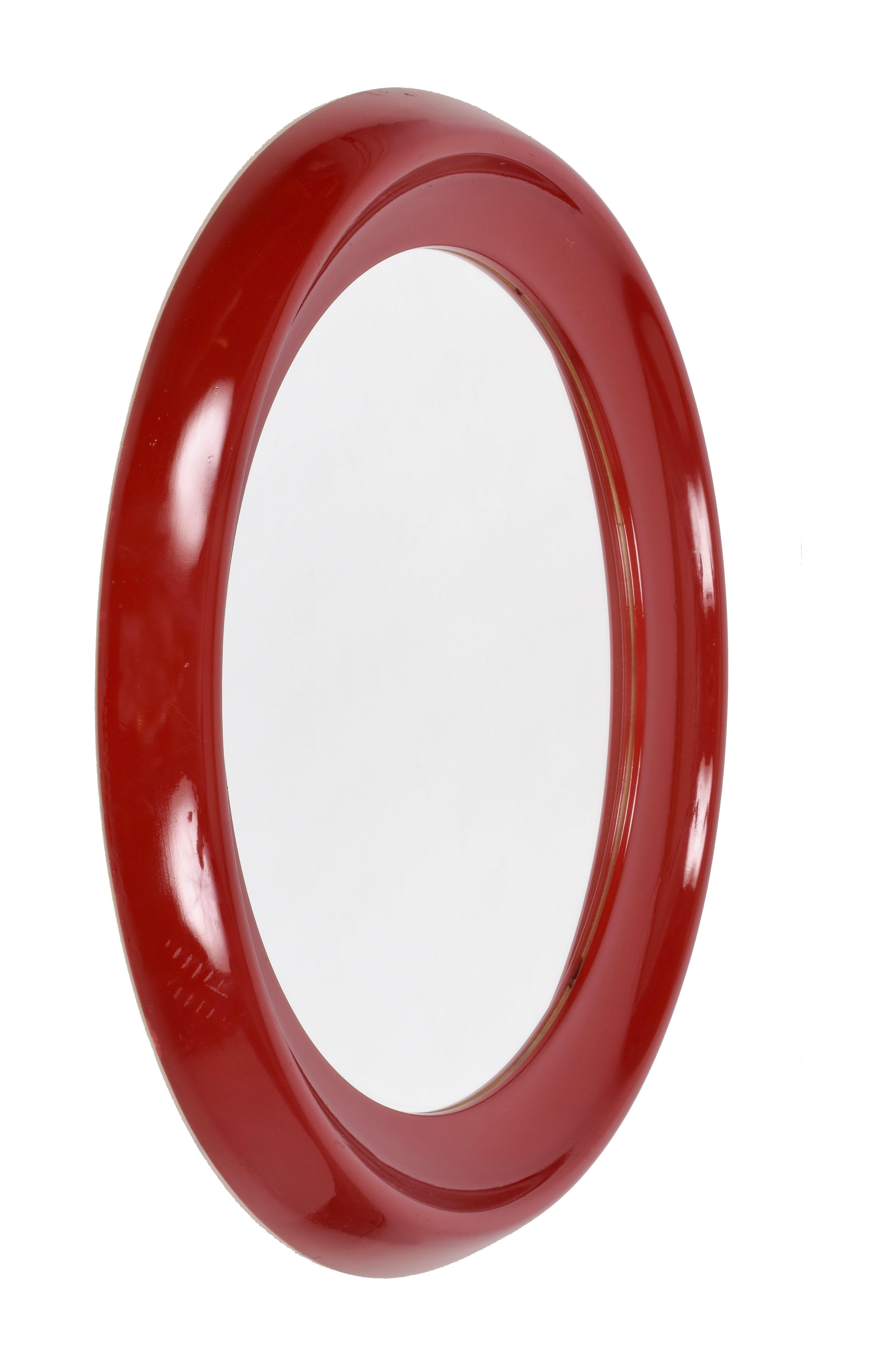 Amazing round mirror with red lacquered resin frame. This piece was produced in Italy during 1970s.

This mirror will surprise you with its round lines and its glossy and eye-catching red-lacquered resin frame.

An iconic item from the 1970s