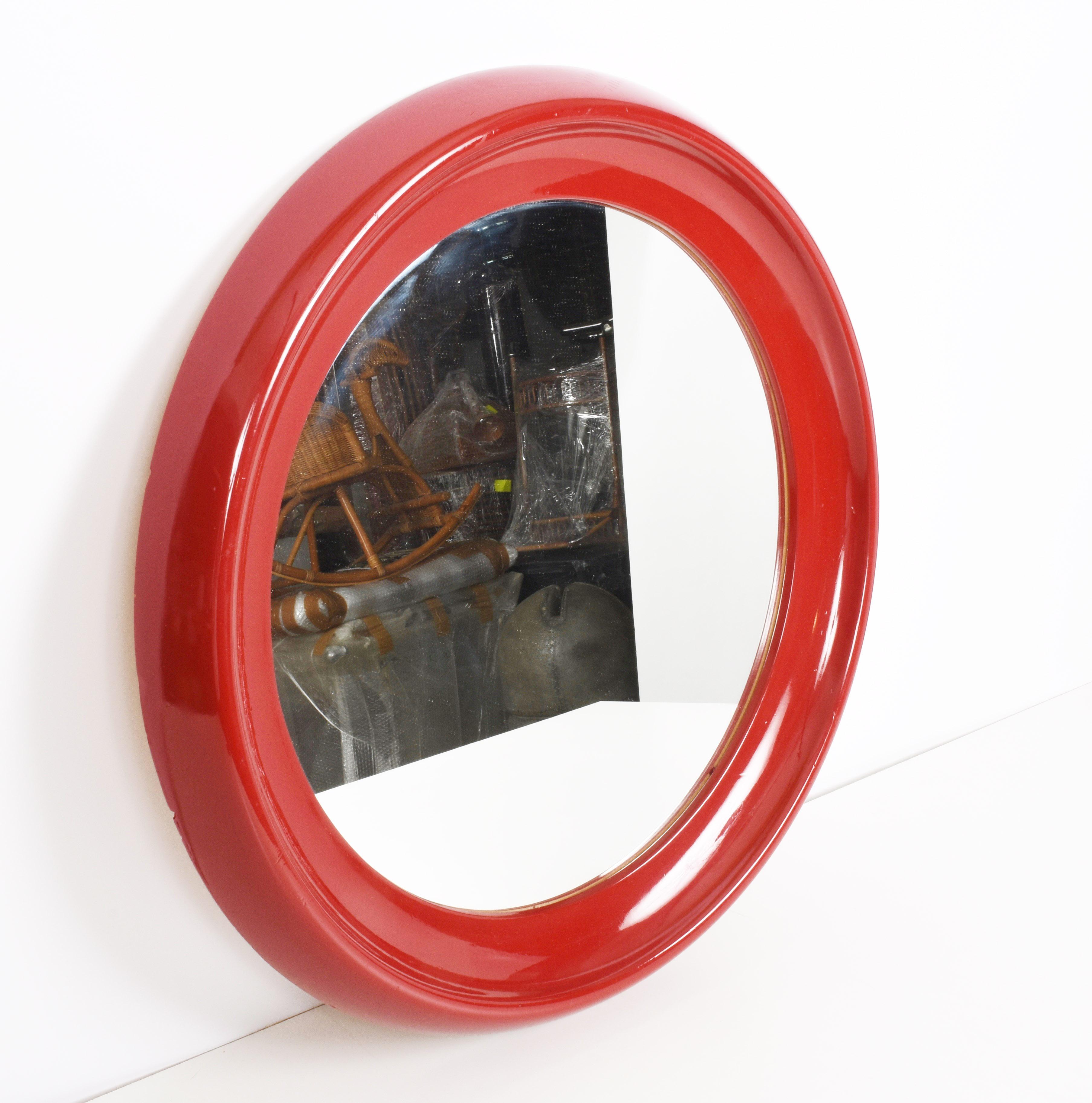 Midcentury Round Italian Mirror with Red Lacquered Resin Frame, 1970s In Good Condition In Roma, IT