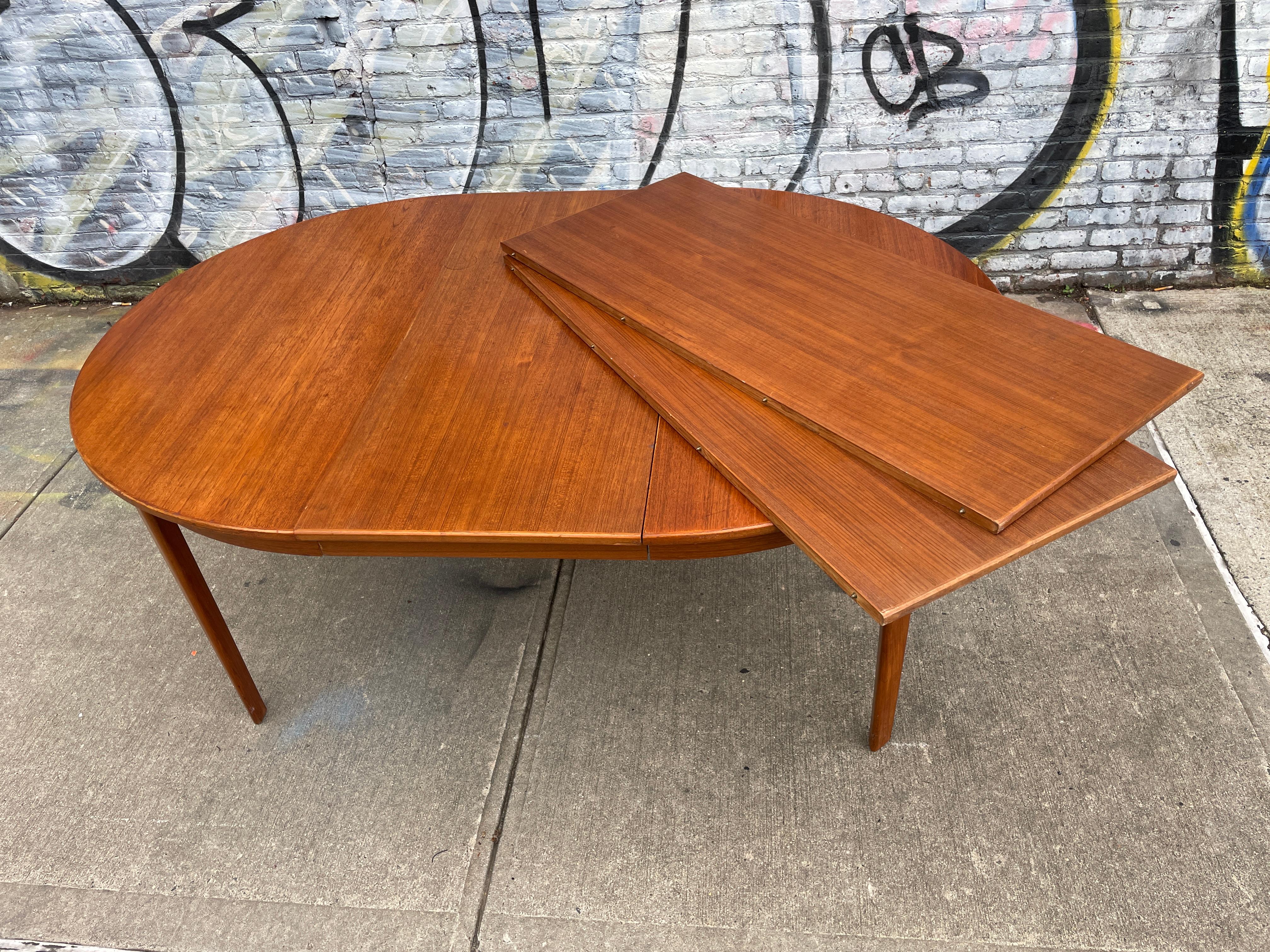 Midcentury Round Light Teak Danish Modern Extension Dining Table 3 Leaves (Mitte des 20. Jahrhunderts) im Angebot