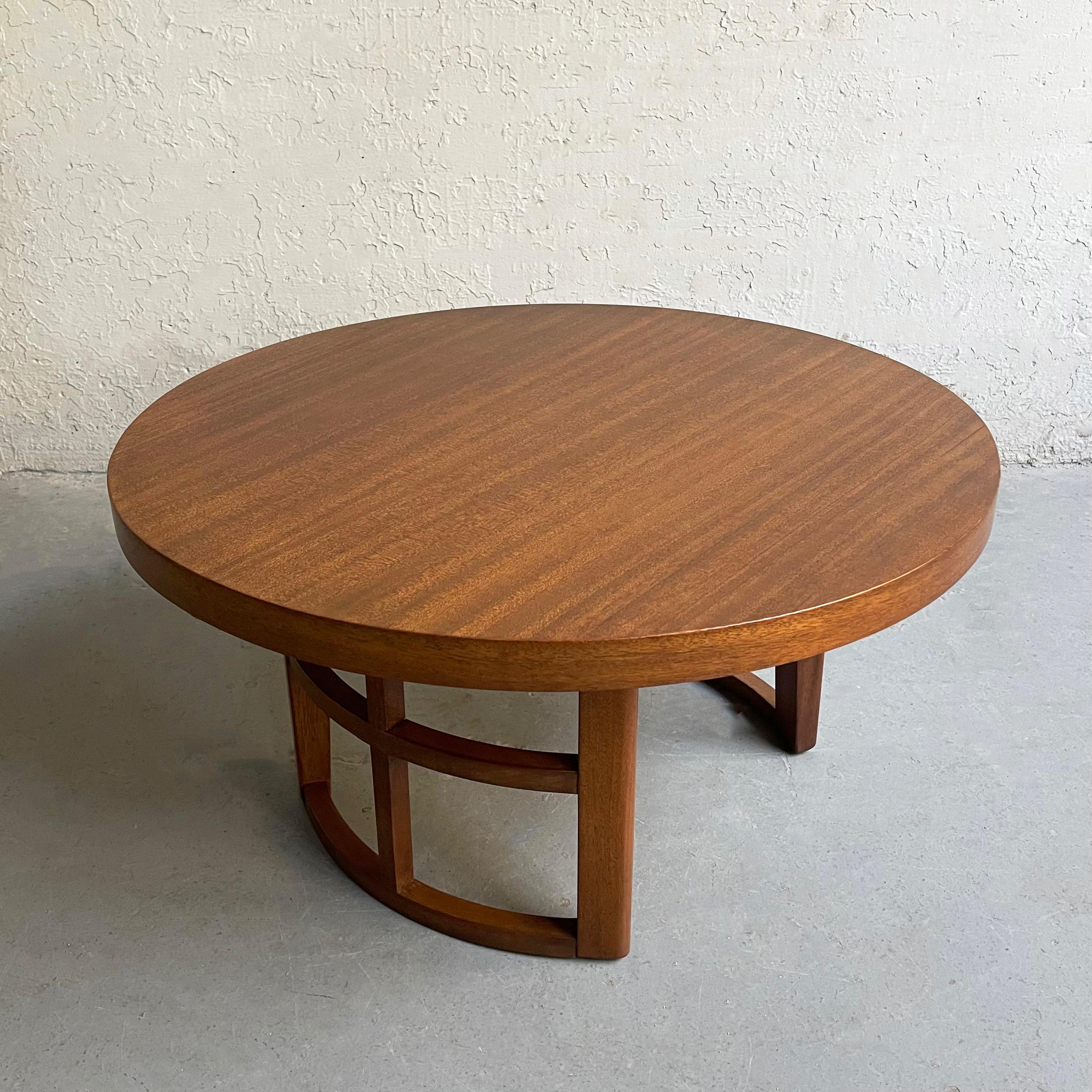 Mid-Century Round Walnut Lattice Coffee Table In Good Condition For Sale In Brooklyn, NY