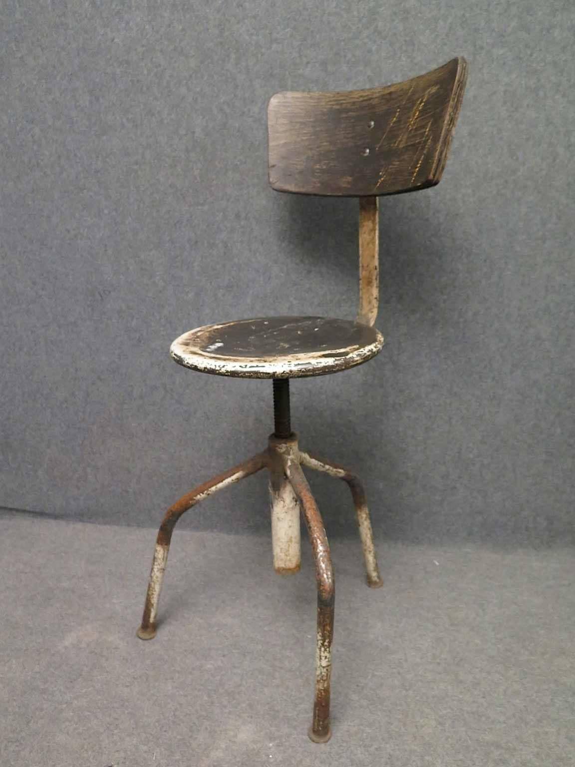 Fer Chaise / tabouret pivotant en métal rond de style industriel italien du milieu du siècle, 1960 en vente