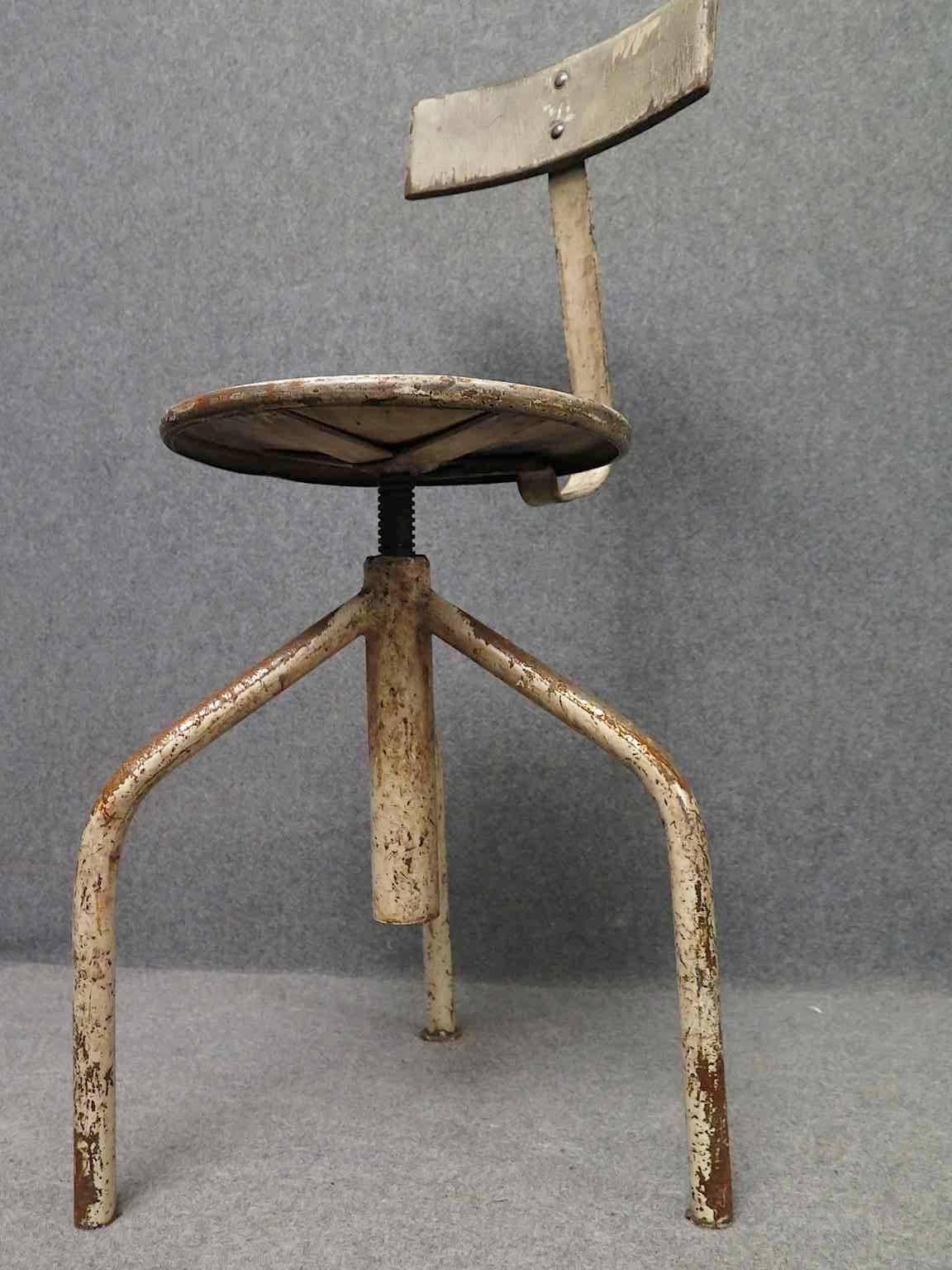 Chaise pivotante/tabouret industriel italienne ronde en métal du milieu du siècle dernier, 1960 en vente 1