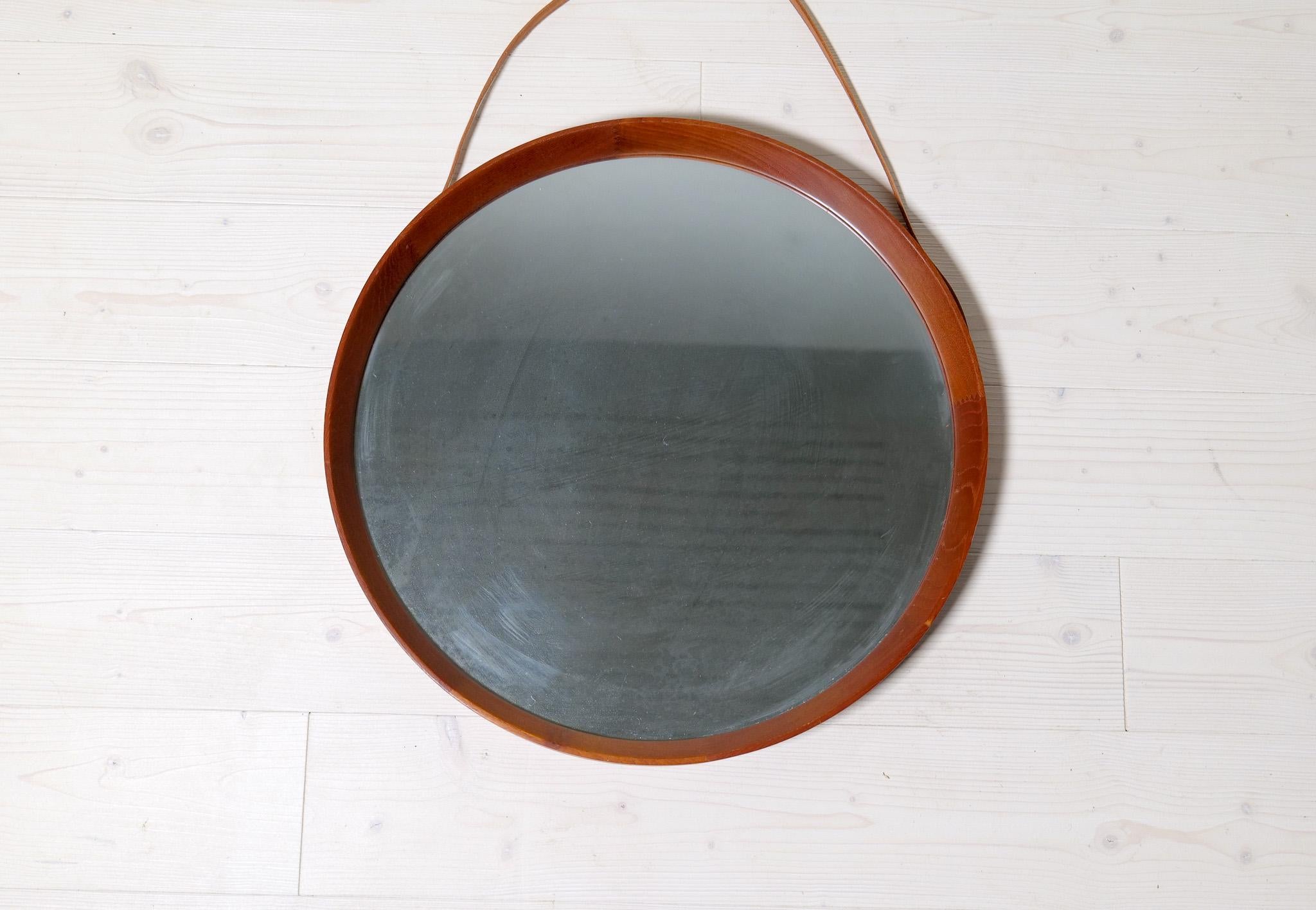 Midcentury Modern Round Mirror in Leather & Teak by Glas & Trä Hovmantorp Sweden For Sale 2