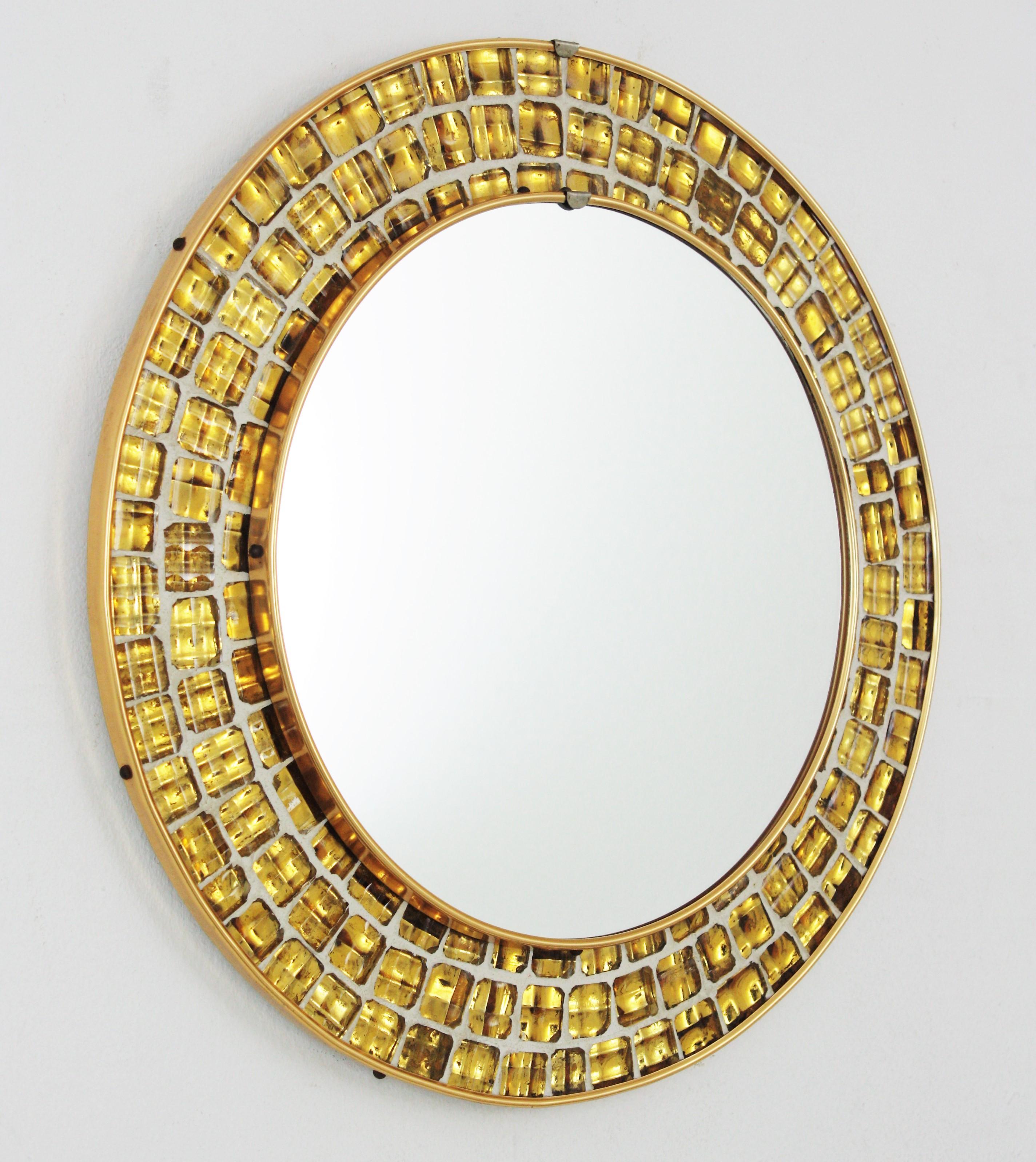 Mid-Century Modern Miroir rond du milieu du siècle avec cadre en mosaïque de verre doré en vente