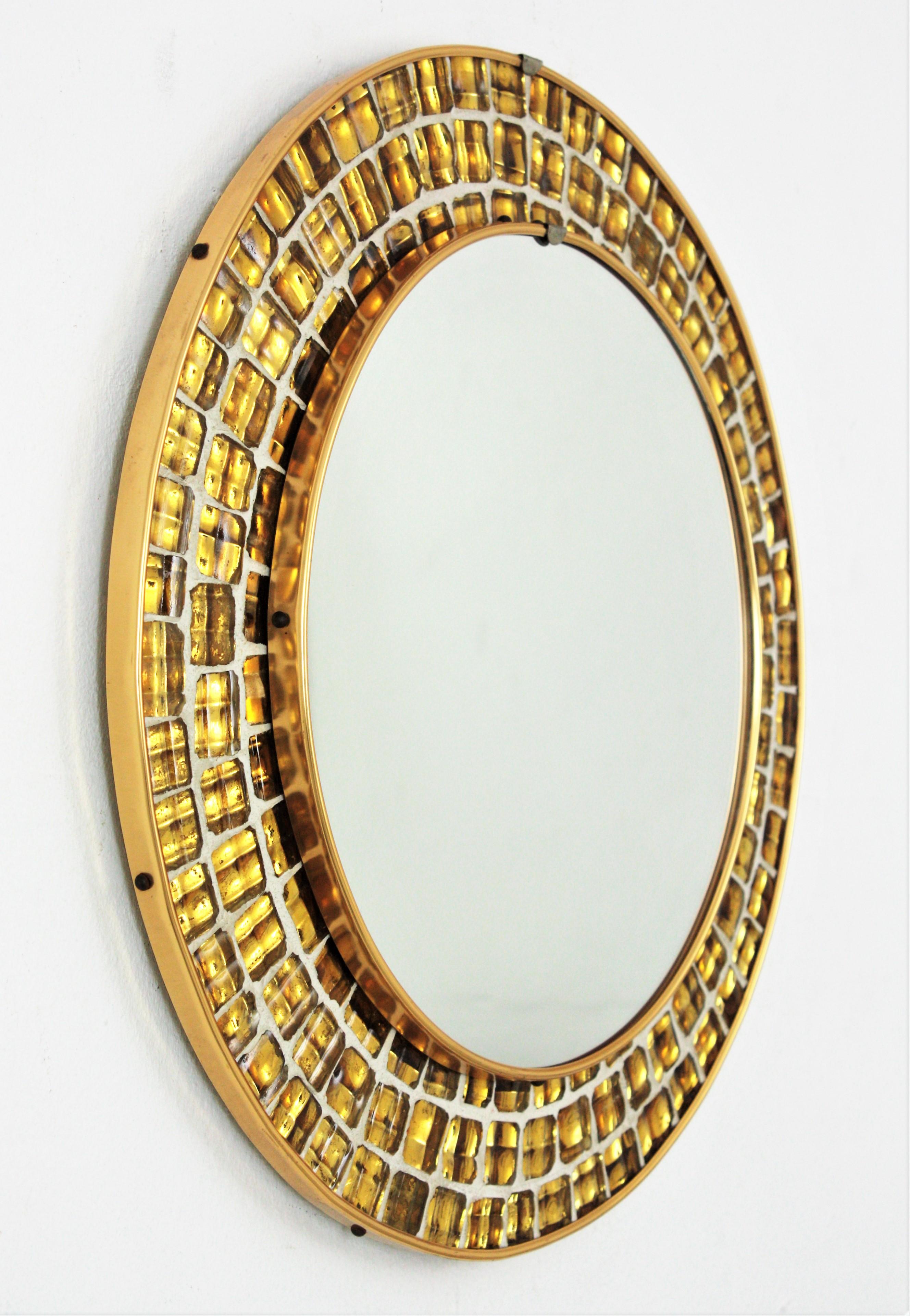 Runder Spiegel aus der Jahrhundertmitte mit goldenem Glasmosaikrahmen (Spanisch) im Angebot