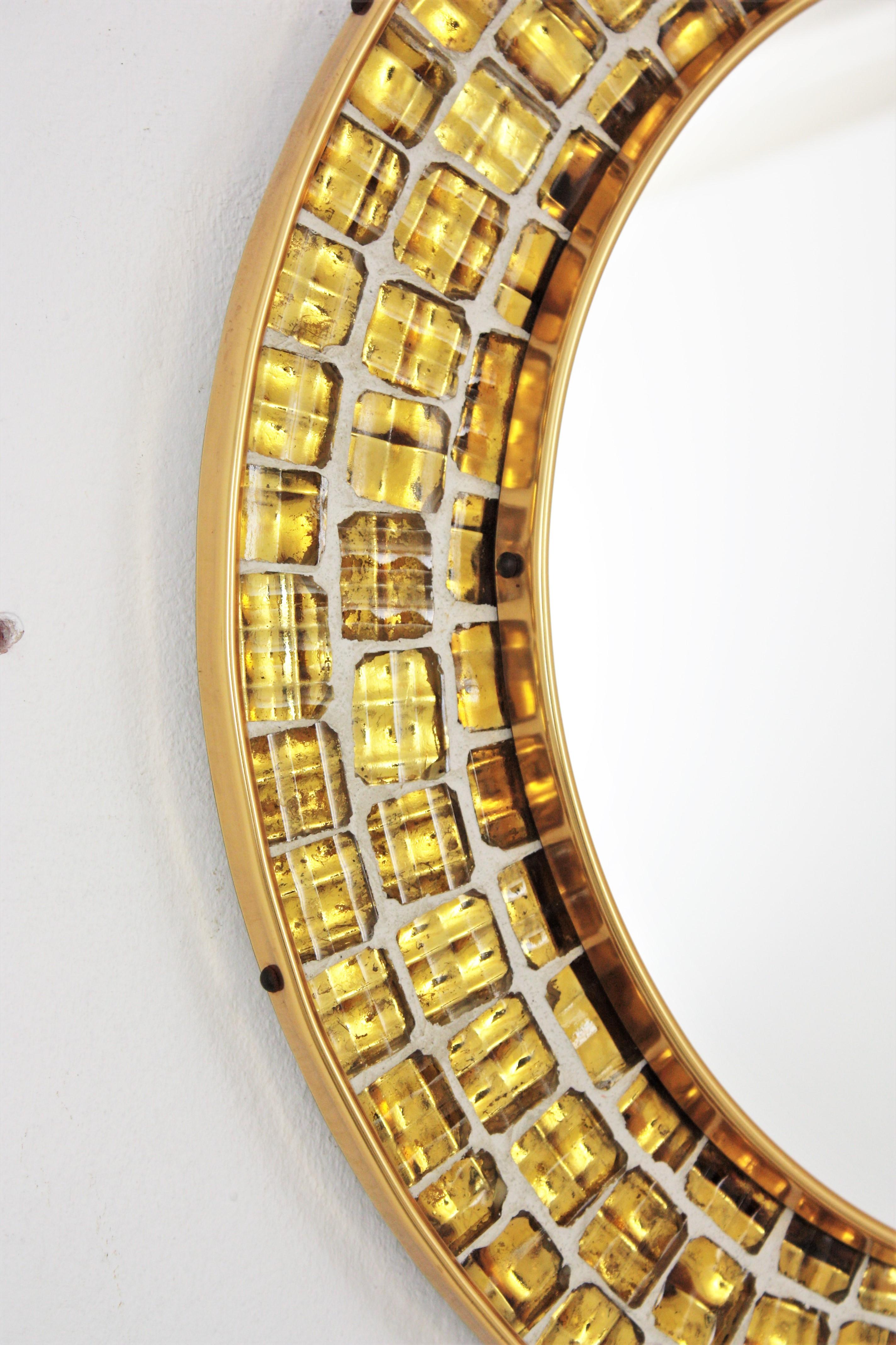 Fait main Miroir rond du milieu du siècle avec cadre en mosaïque de verre doré en vente