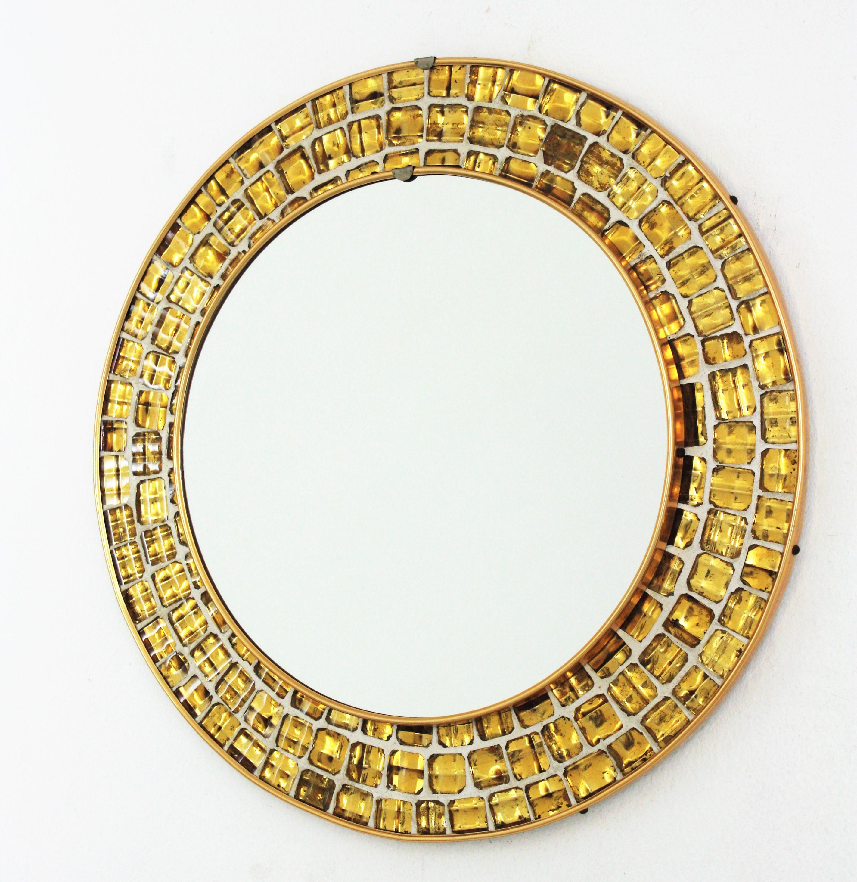 Verre d'art Miroir rond du milieu du siècle avec cadre en mosaïque de verre doré en vente