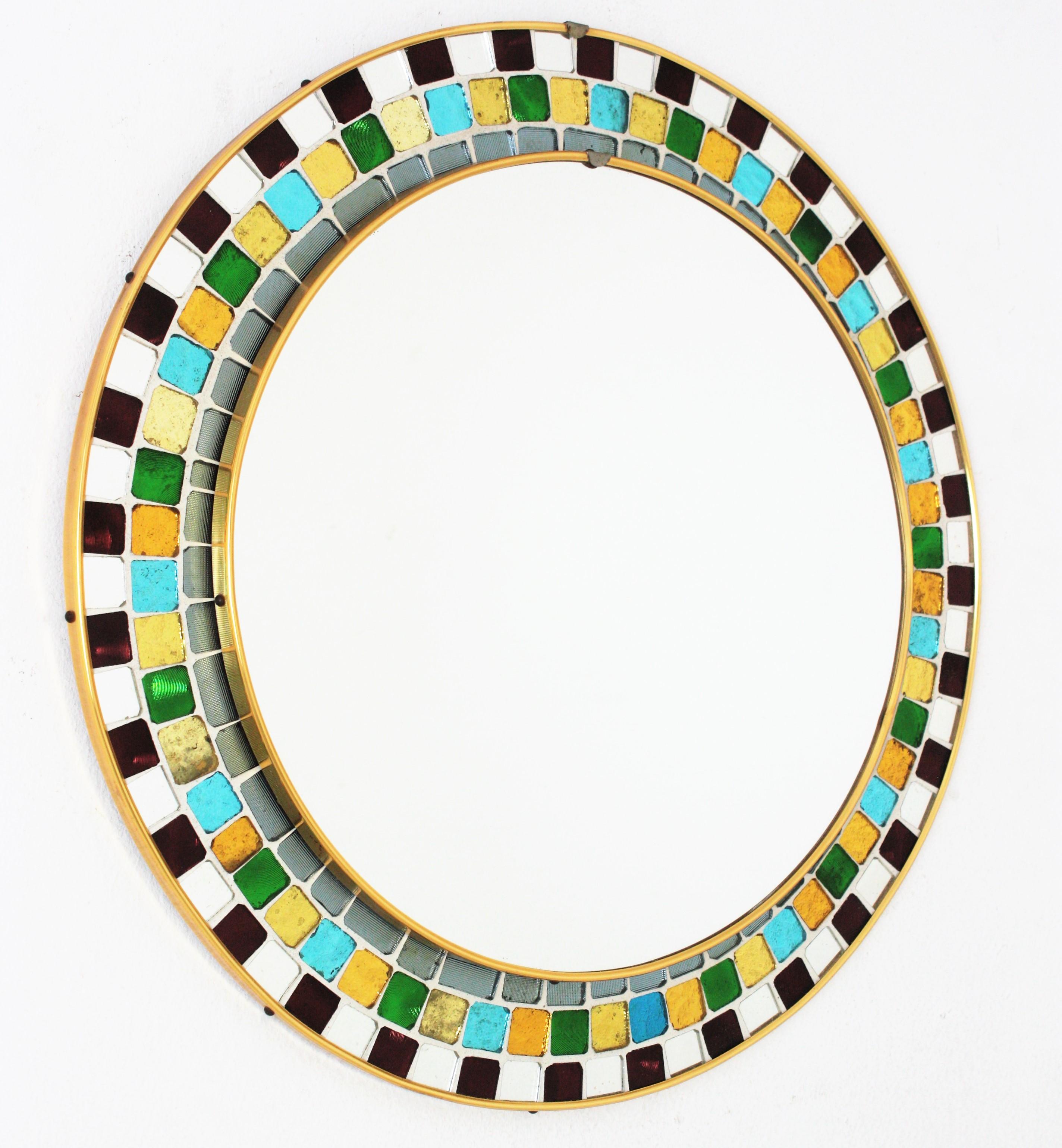 Runder Spiegel aus der Jahrhundertmitte mit mehrfarbigem Glasmosaikrahmen  (Moderne der Mitte des Jahrhunderts) im Angebot