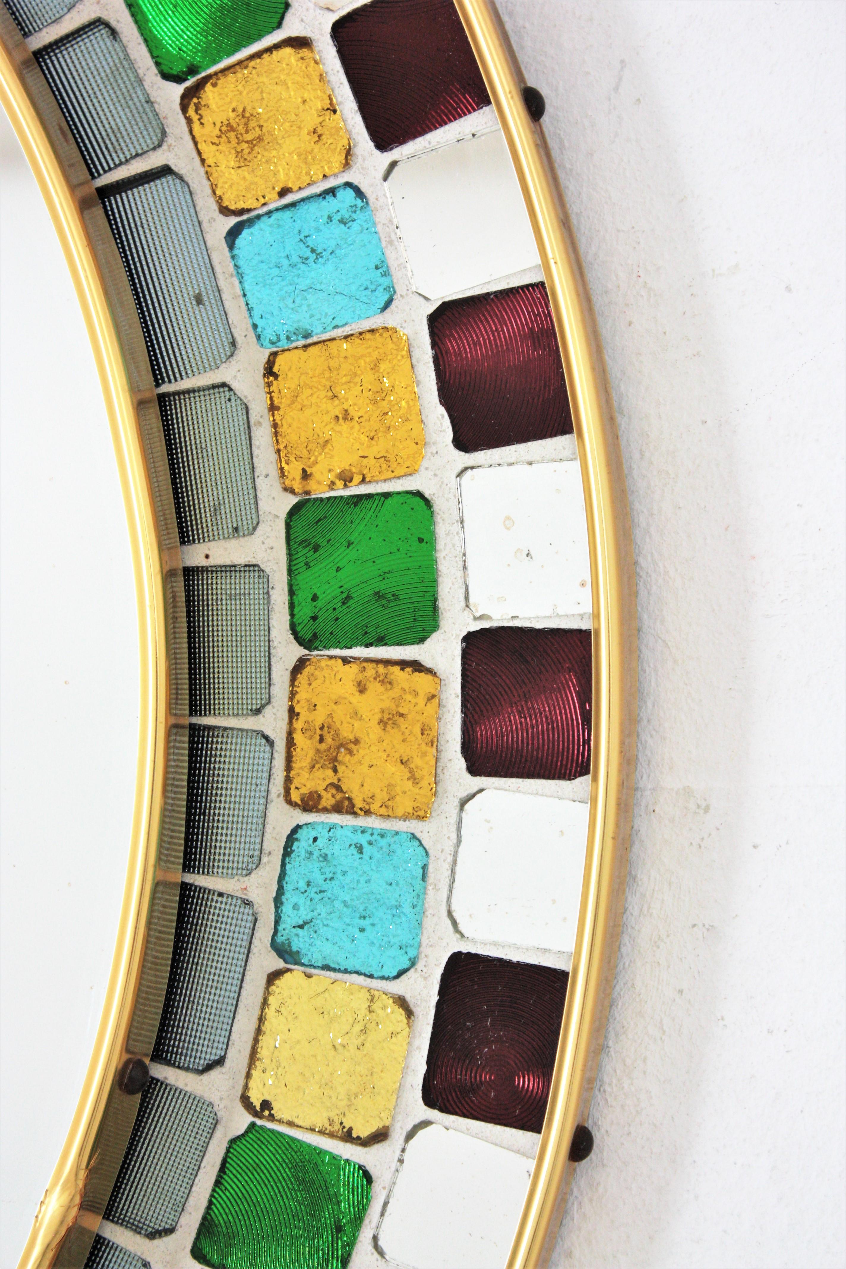 Runder Spiegel aus der Jahrhundertmitte mit mehrfarbigem Glasmosaikrahmen  (Spanisch) im Angebot