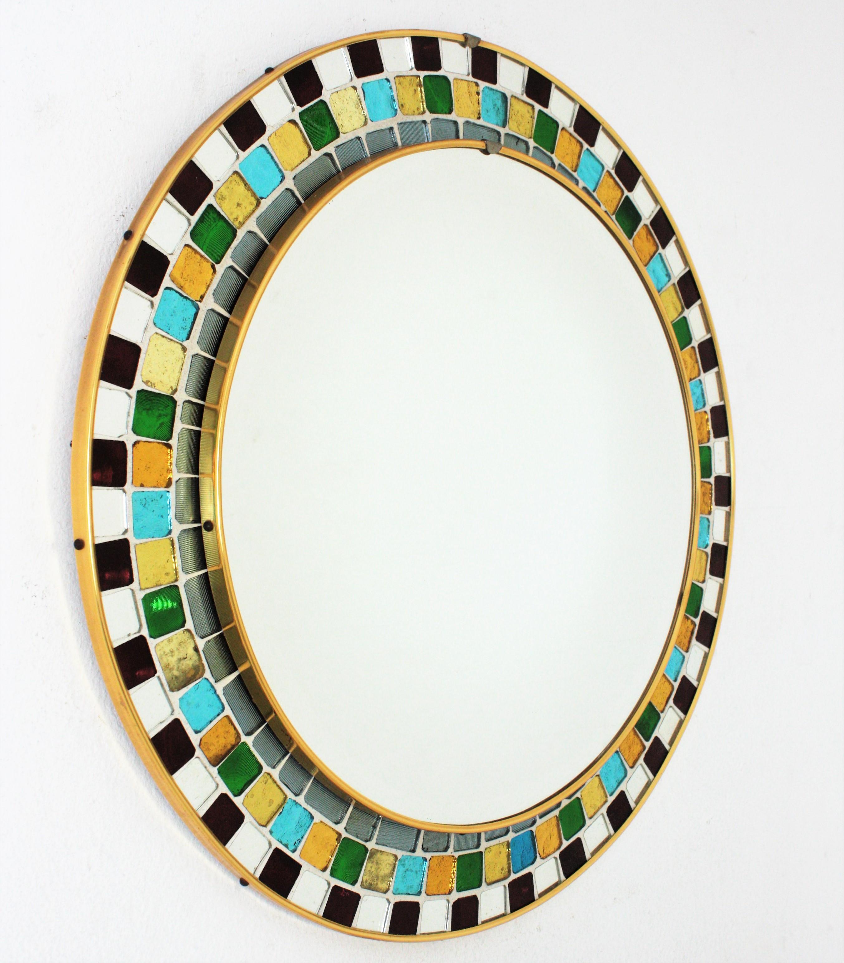 Runder Spiegel aus der Jahrhundertmitte mit mehrfarbigem Glasmosaikrahmen  (Handgefertigt) im Angebot