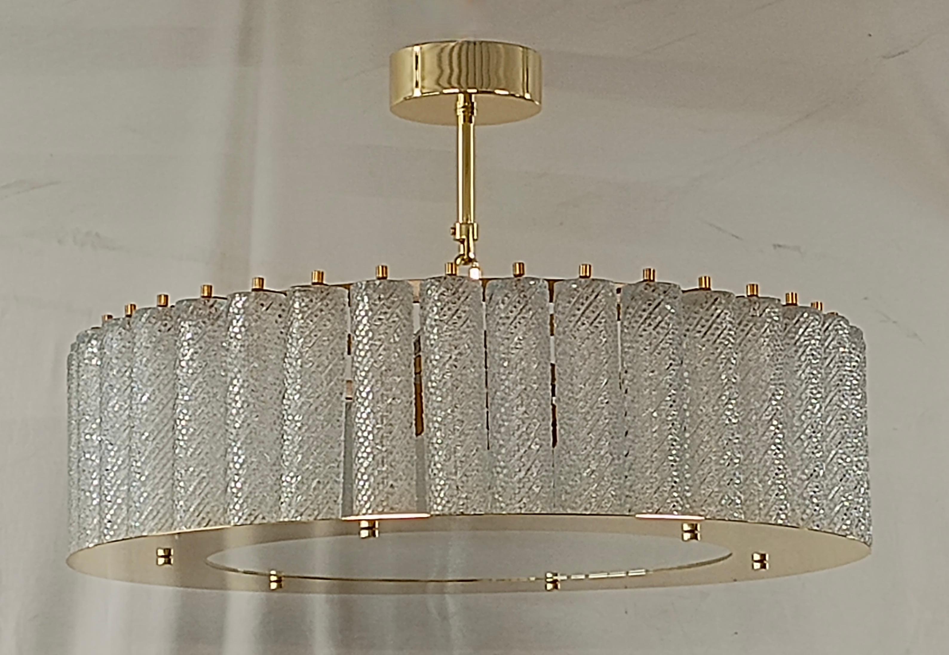 Fantastic round chandelier in Murano glass and polished brass. Note the shape of the glass glasses it is made of.

Murano chandelier in artistic glass and brass. Made of a series of transparent shaped glass glasses. The glasses, when viewed from