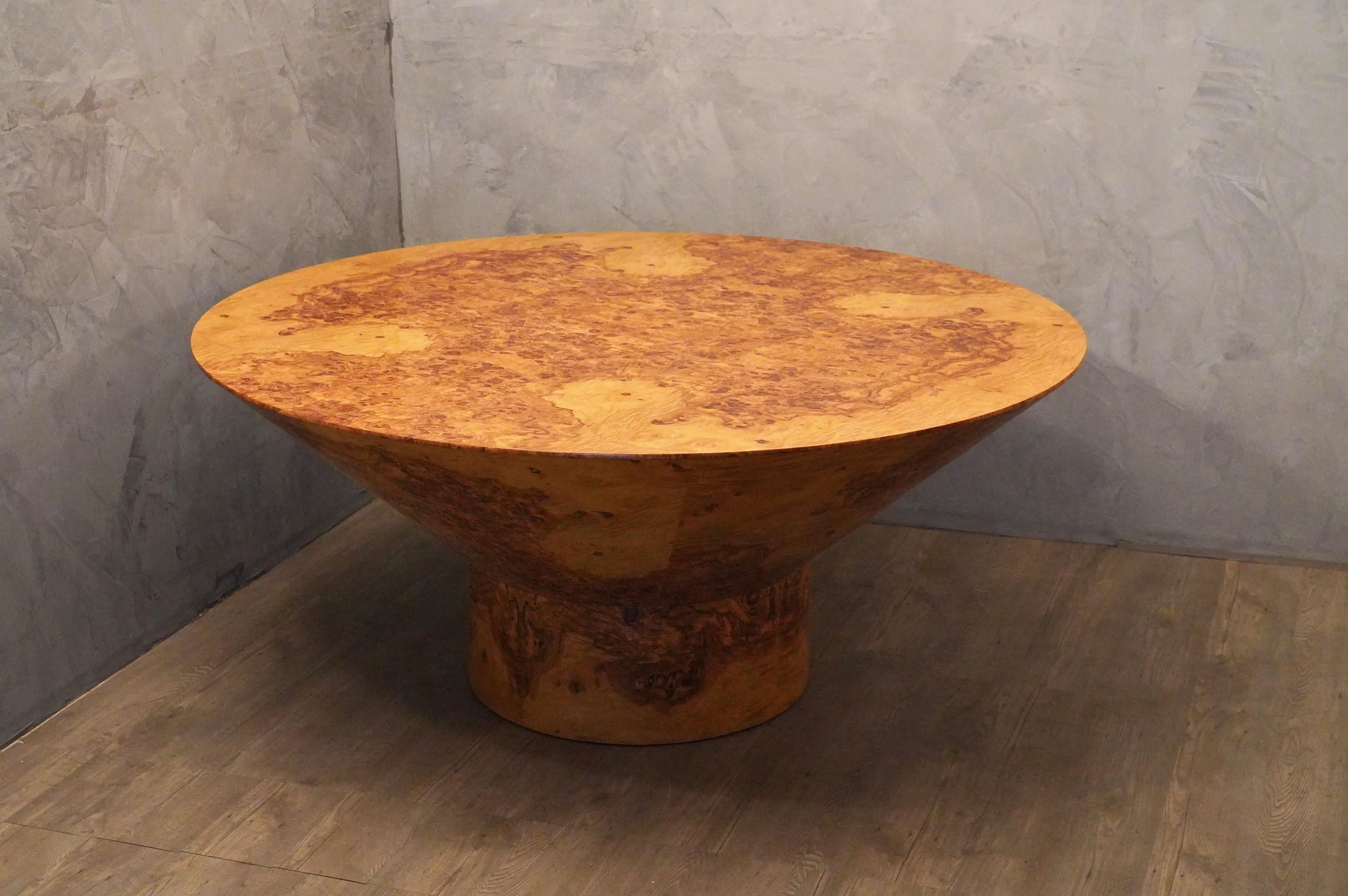All veneered in root of olive wood, beautiful the effect of the veneer on the top, the burl wood veneer is put like a form a drawing. Very stable and solid, 10/12 people can stay around it comfortably seated.

A particular center table true Work
