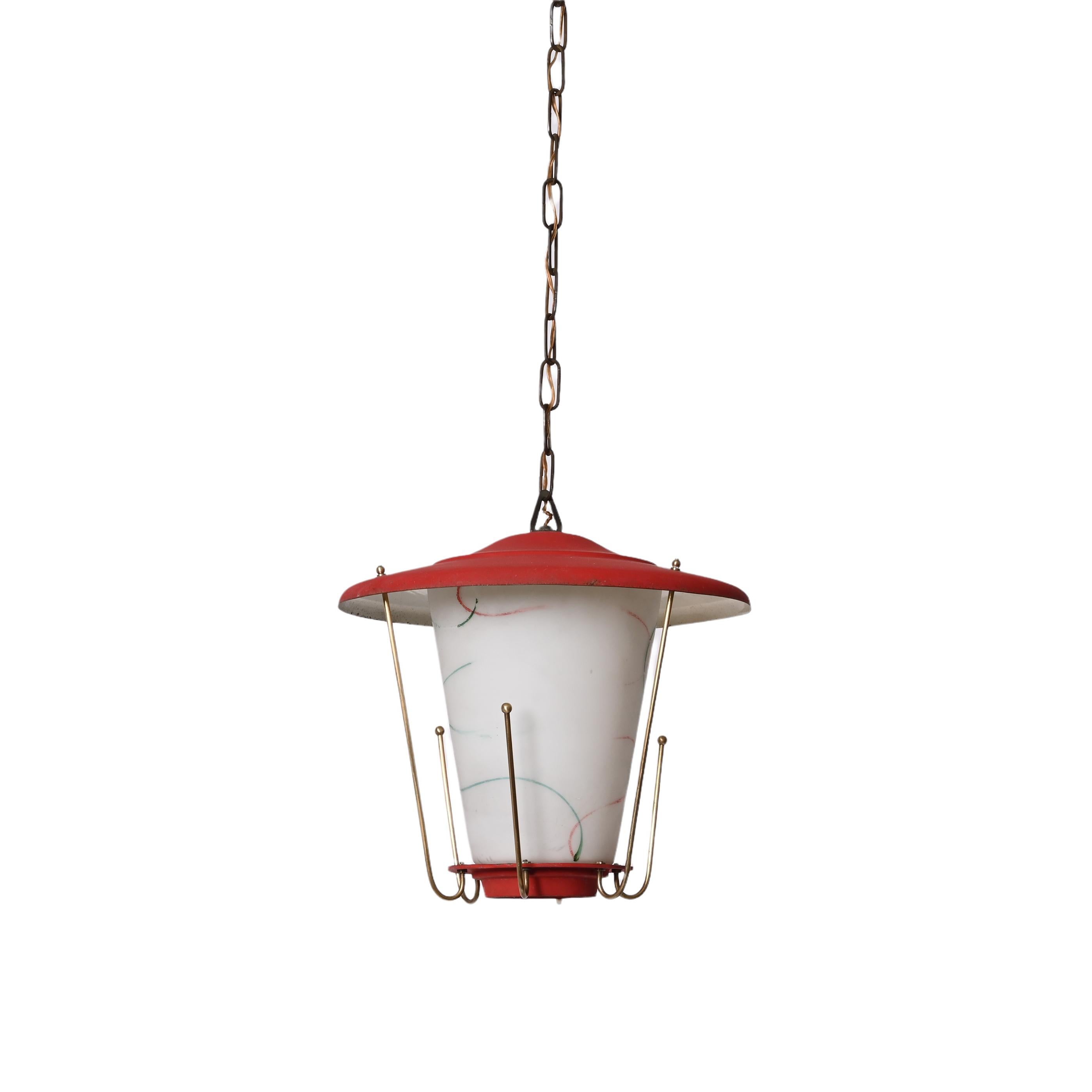 Lustre à lanterne rouge italien en verre opalin rond et laiton, années 1950 en vente 10