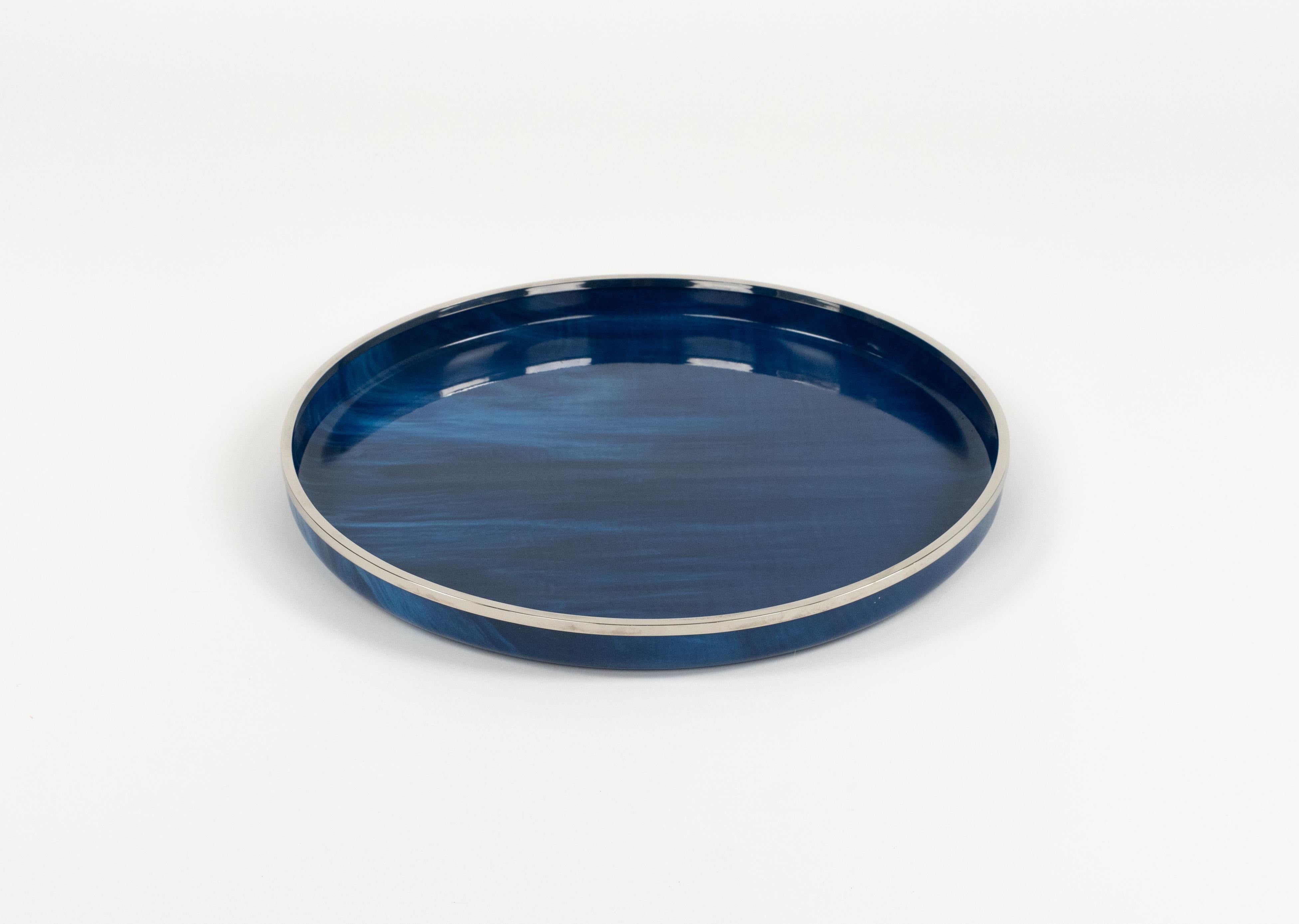Increíble bandeja redonda para servir de mediados de siglo en acrílico efecto mármol azul y borde en cromo de BB Genova.

Fabricado en Italia en la década de 1970.

El efecto de mármol azul cobalto aplicado al Lucite añade un toque de elegancia y