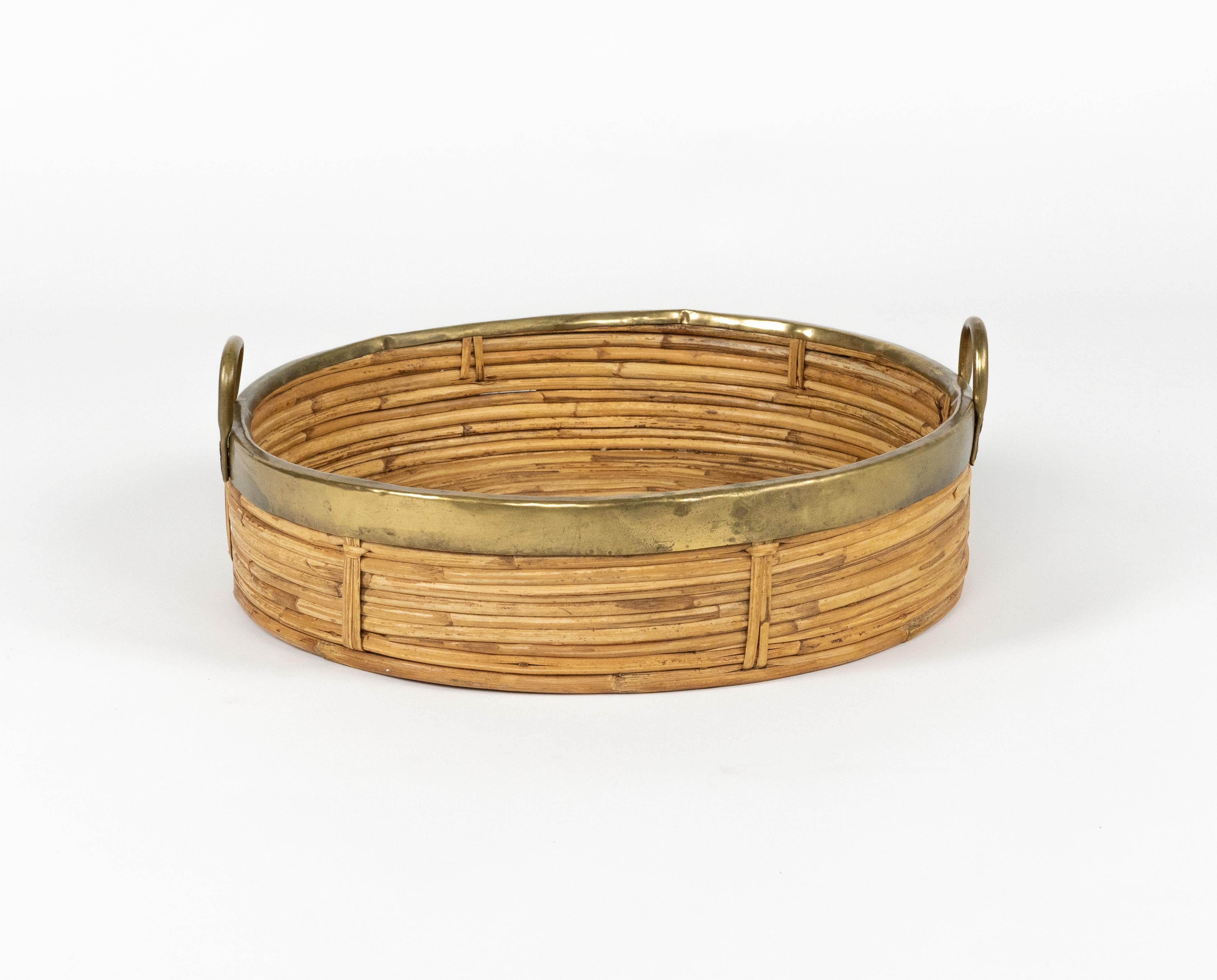 Schönes, rundes Serviertablett oder Tafelaufsatz aus Bambus, Rattan und Messing mit polierten Messinggriffen aus der Jahrhundertmitte.

Hergestellt in Italien in den 1970er Jahren.

Dieses bezaubernde Möbelstück aus Rattan und Bambus ist im