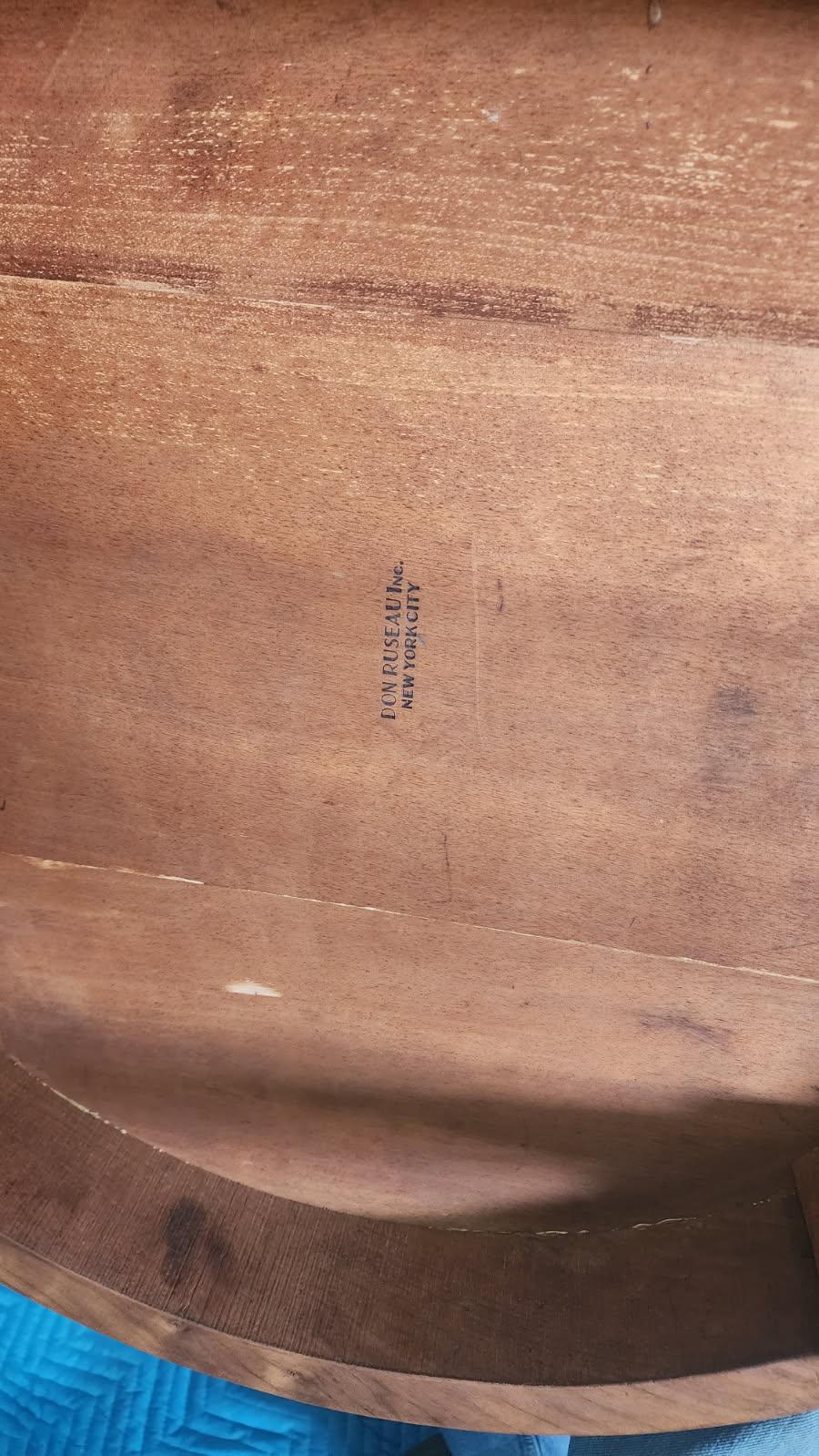 Fabriquée à New York, cette liste présente une petite table d'appoint en bois avec un plateau en verre orné de détails. Très bon état, signes d'usure minimes et pas de rayures majeures sur le plateau en verre.