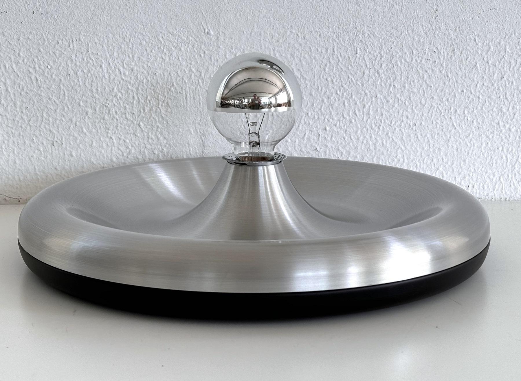 Aplique o empotrable redondo de aluminio plateado de mediados de siglo, años 70 en venta 4