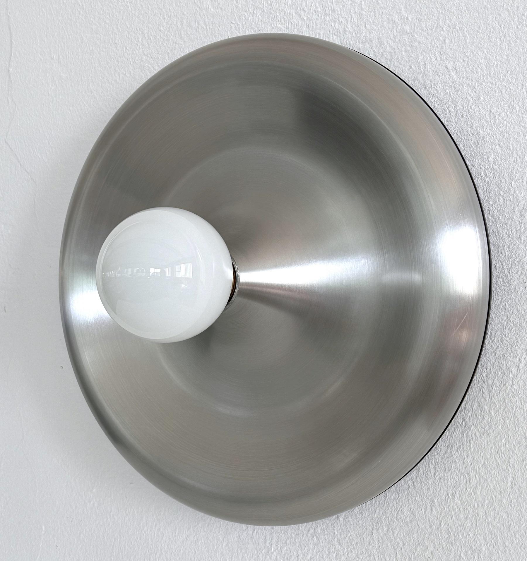 Aplique o empotrable redondo de aluminio plateado de mediados de siglo, años 70 en venta 5