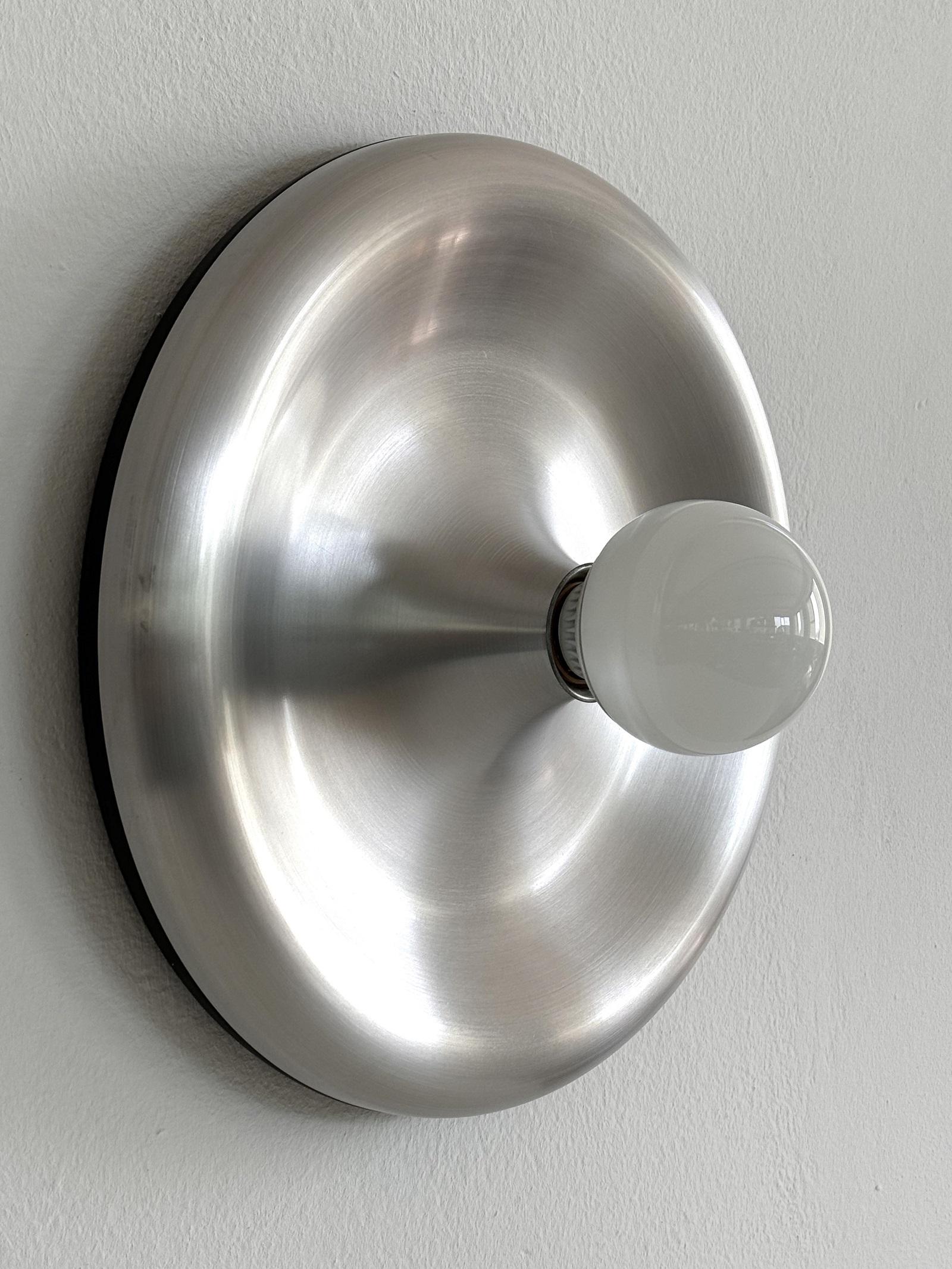 Aplique o empotrable redondo de aluminio plateado de mediados de siglo, años 70 en venta 6