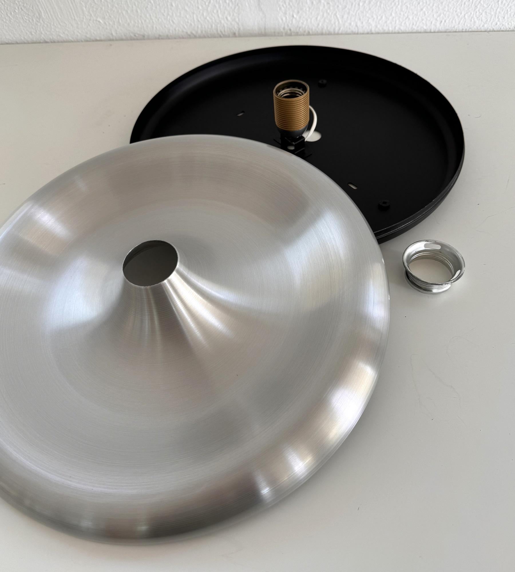 Aplique o empotrable redondo de aluminio plateado de mediados de siglo, años 70 en venta 8