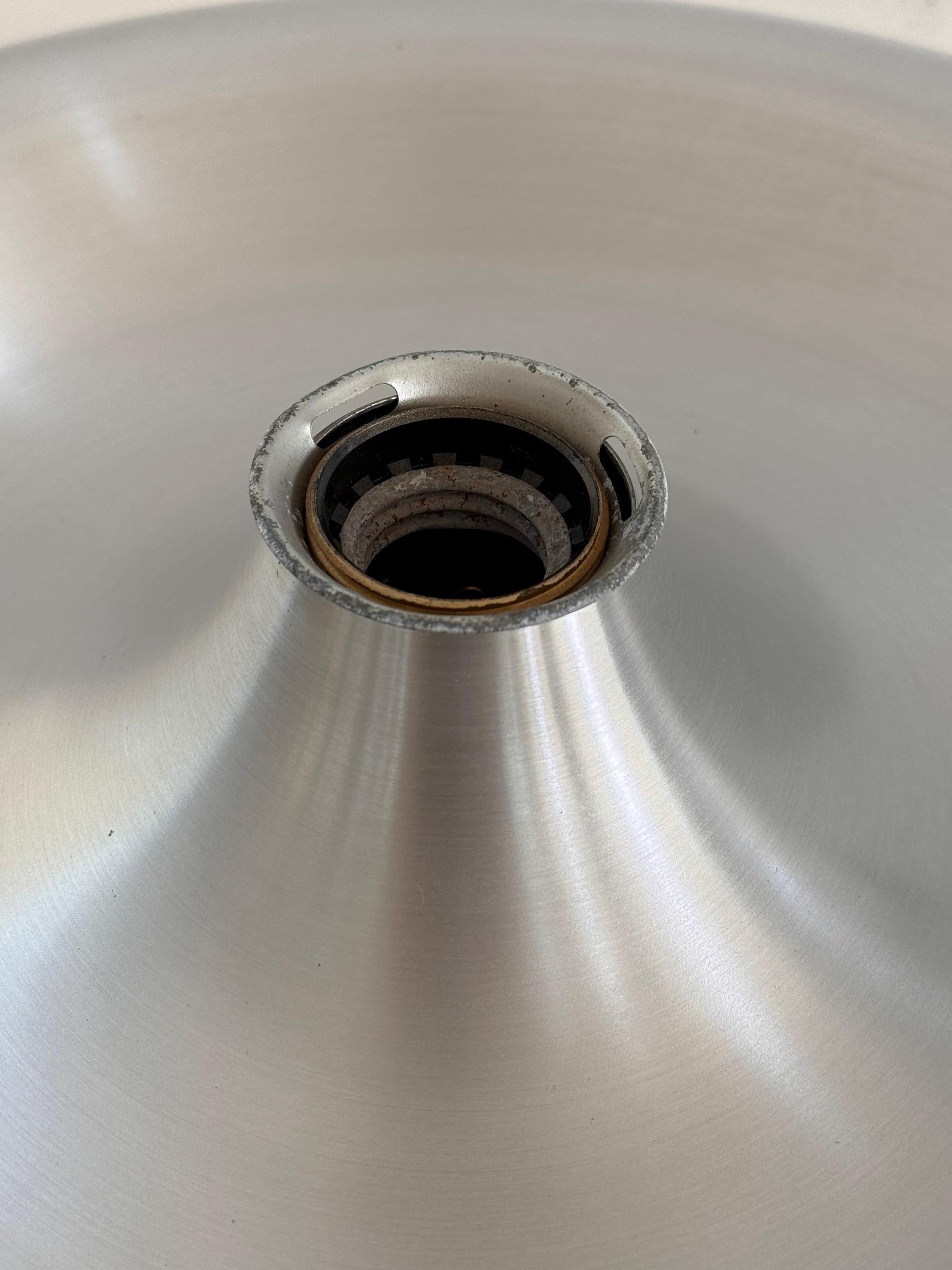 Aplique o empotrable redondo de aluminio plateado de mediados de siglo, años 70 finales del siglo XX en venta