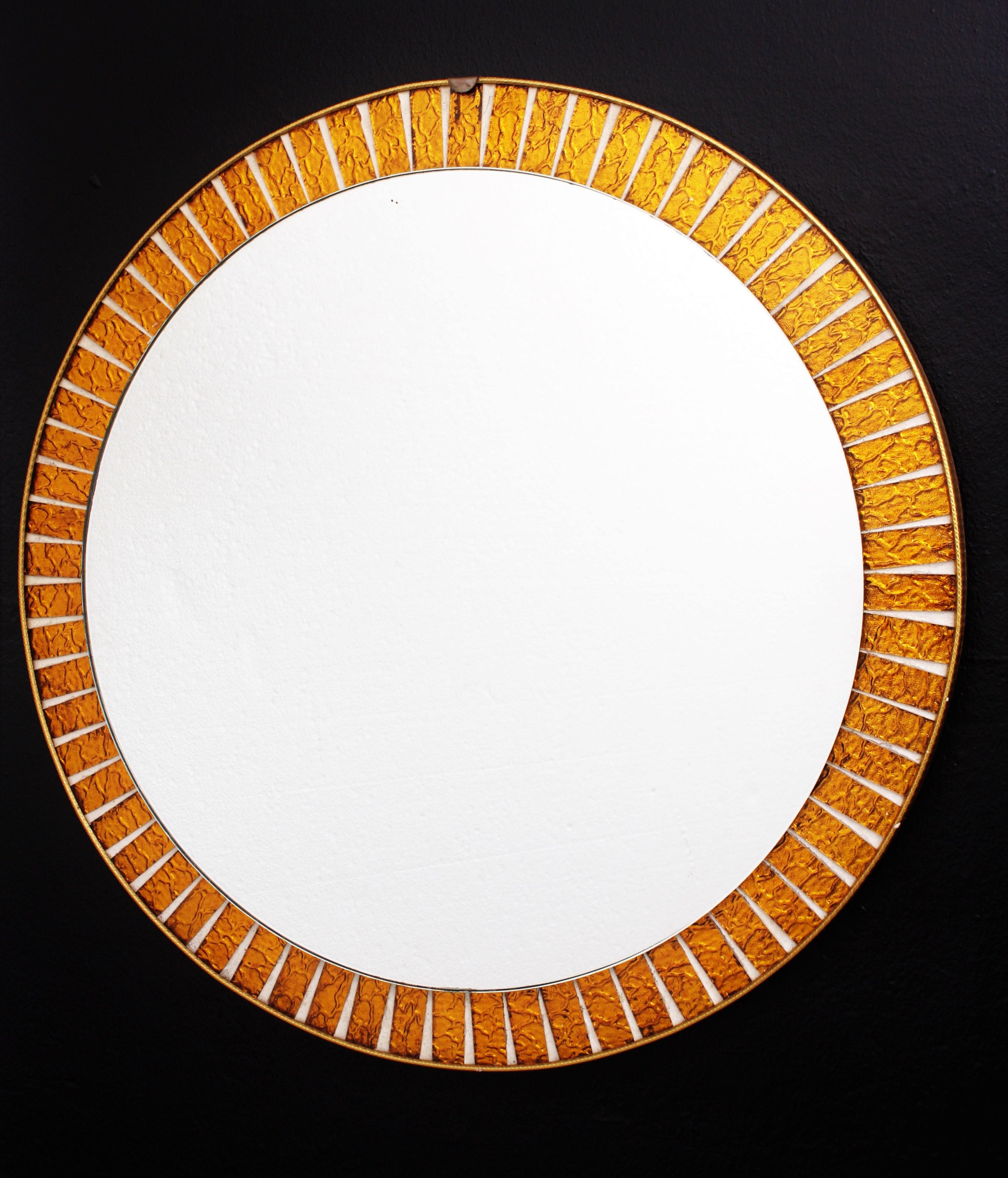 Eye-catching Spanish modern round wall mirror framed by handcut iridescent orange textured glasses. Manufactured in Spain, 1960s.
This colorful wall mirror will be a nice choize to add a midcentury taste to any interior design.
Measures: 60 cm
