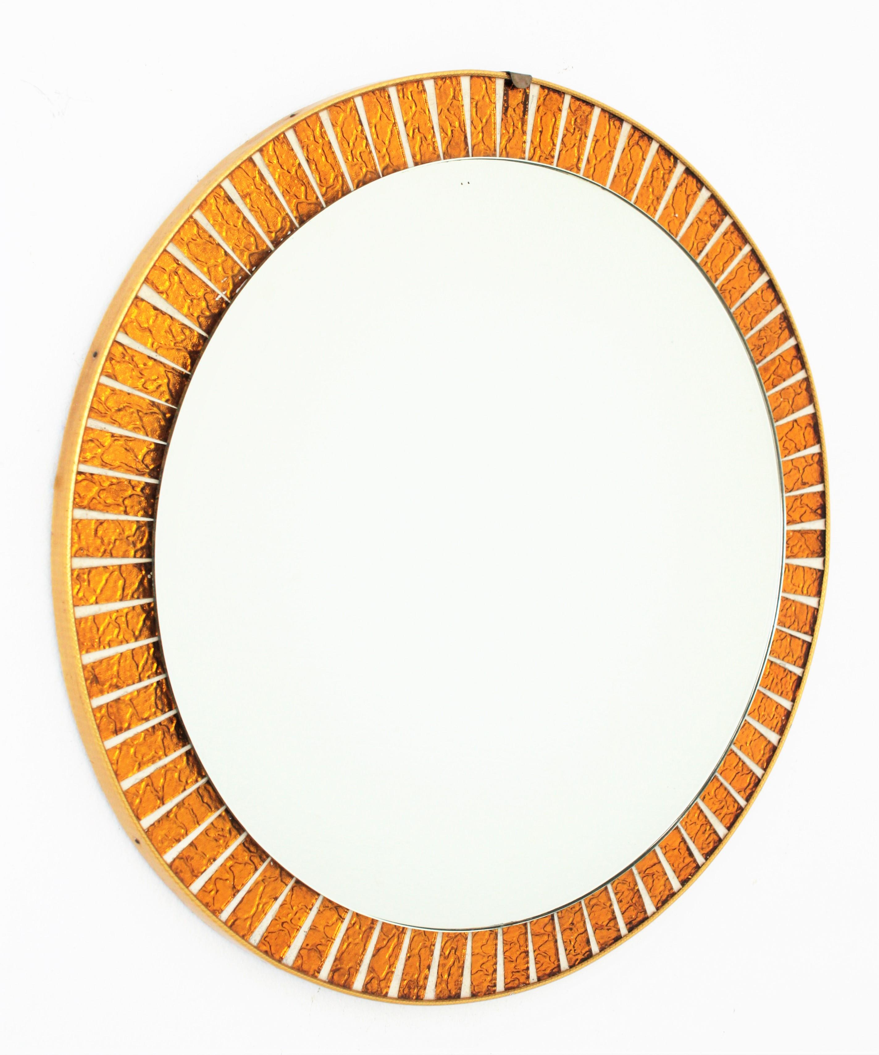 Mid-Century Modern Miroir rond Sunburst du milieu du siècle avec cadre en mosaïque de verre orange en vente