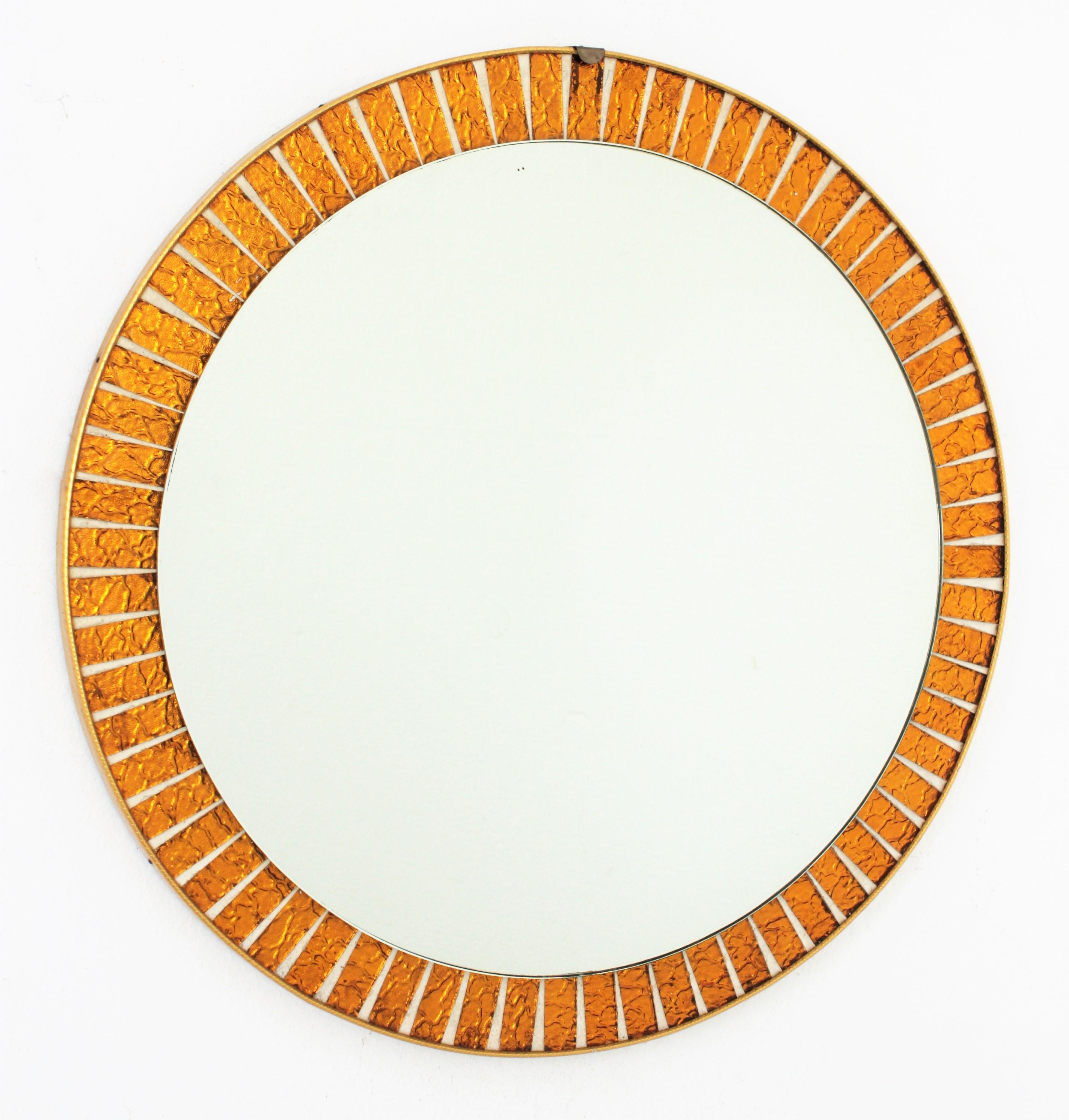 Miroir rond Sunburst du milieu du siècle avec cadre en mosaïque de verre orange Bon état - En vente à Barcelona, ES