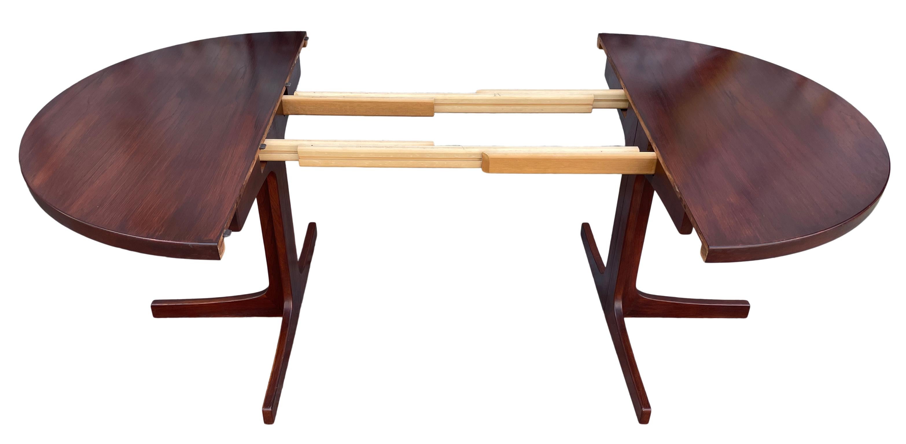 Midcentury Round Teak Danish Modern Extension Dining Table 2 Leaves by Moreddi In Good Condition In BROOKLYN, NY