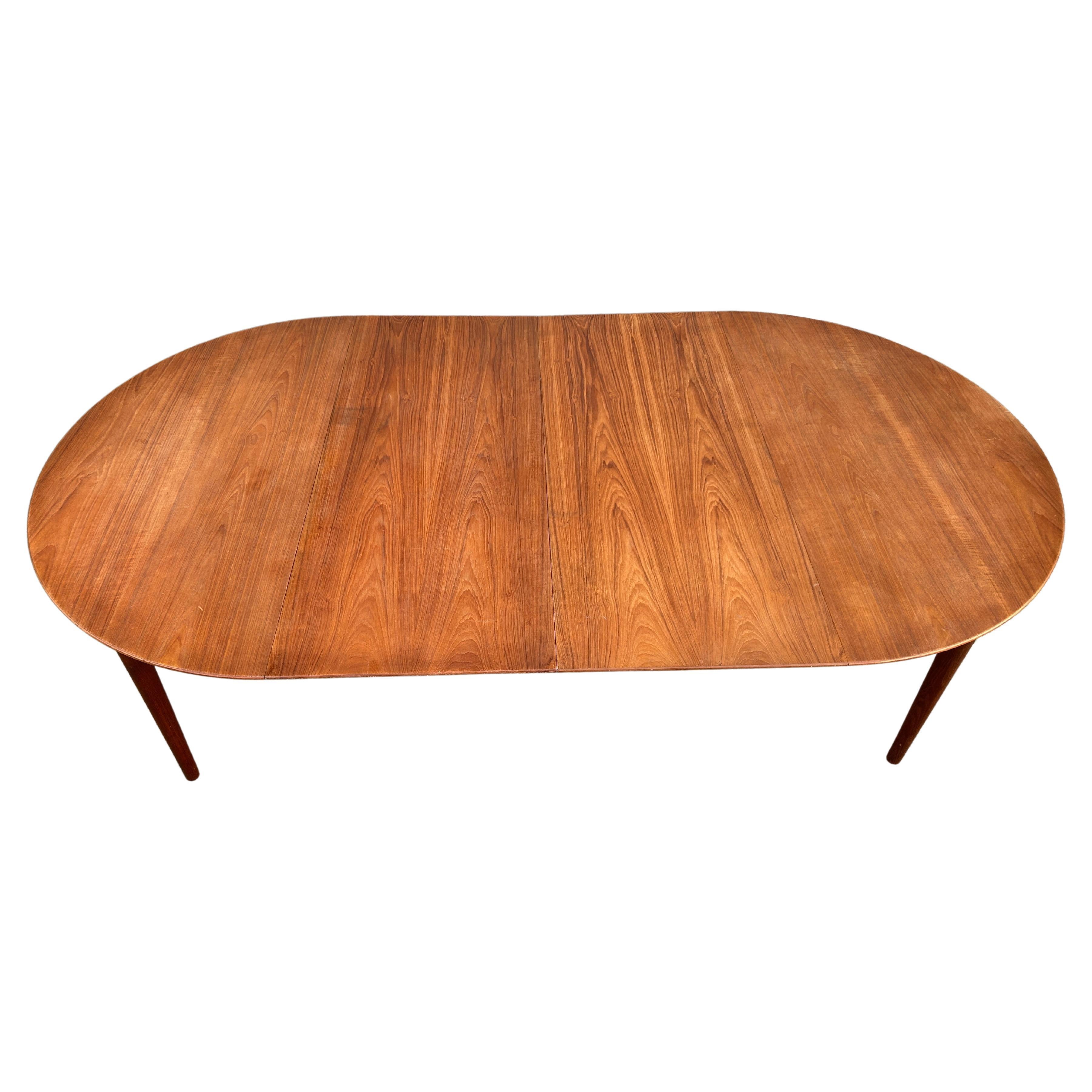 Midcentury Round Teak Danish Modern Extension Dining Table 2 Leaves In Good Condition In BROOKLYN, NY