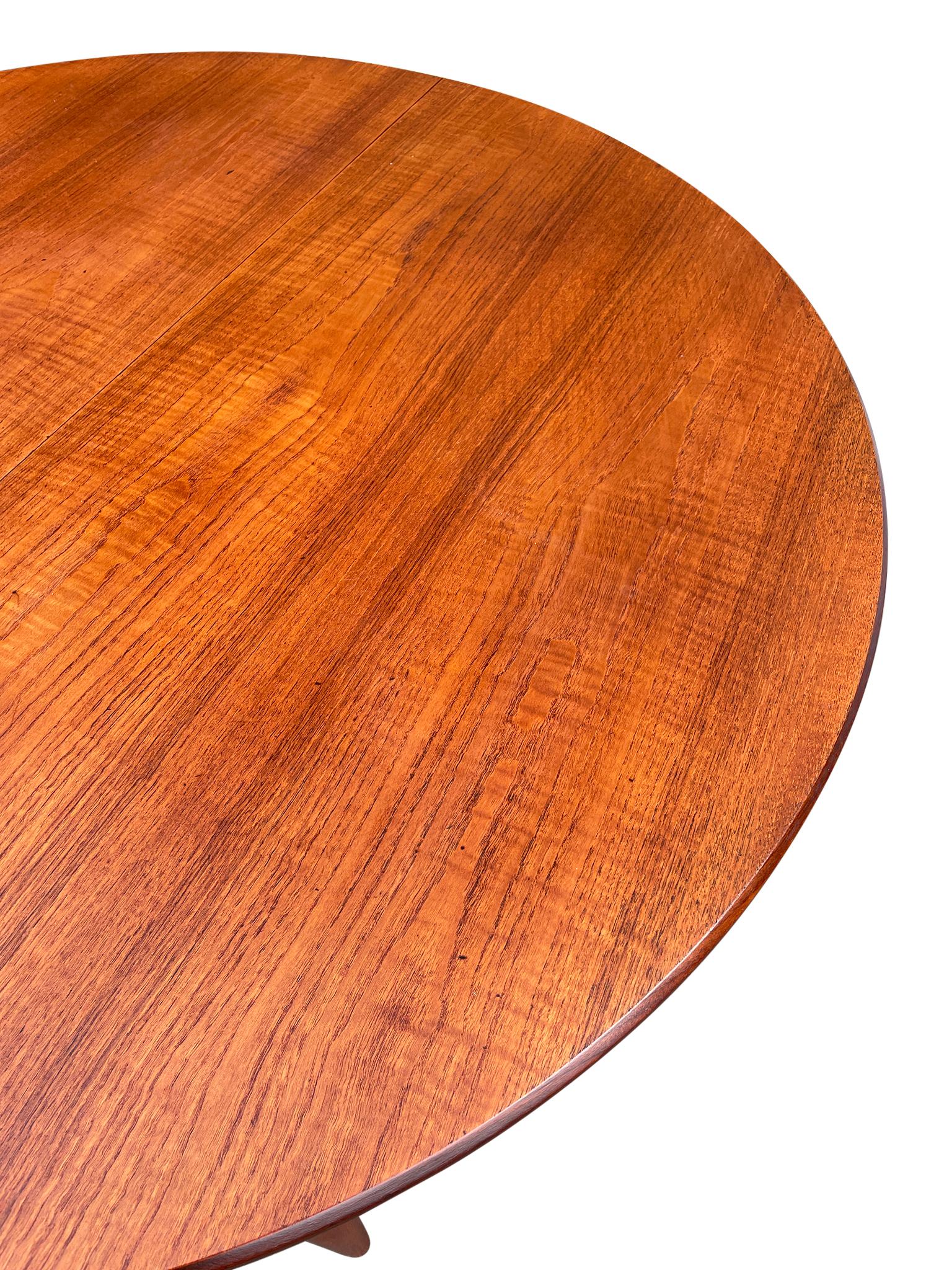 Midcentury Round Teak Danish Modern Extension Dining Table 3 Leaves In Good Condition In BROOKLYN, NY