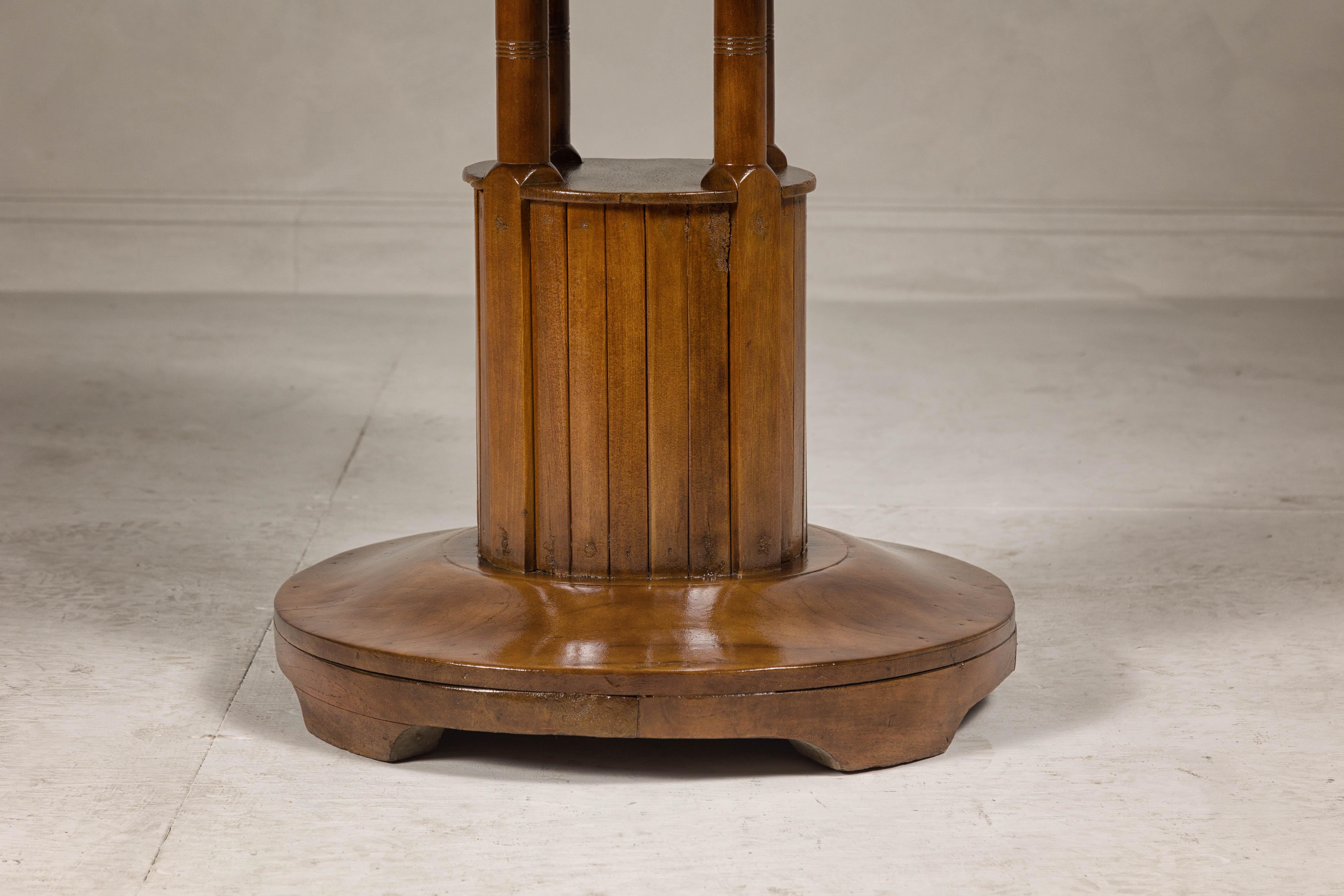 20ième siècle Table d'appoint ronde du milieu du siècle dernier avec supports à colonnes et base tambour en vente