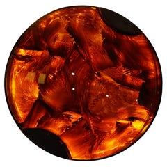 Vassoio da portata rotondo del Medioevo in lucite e ottone effetto tartaruga, Italia, anni '70