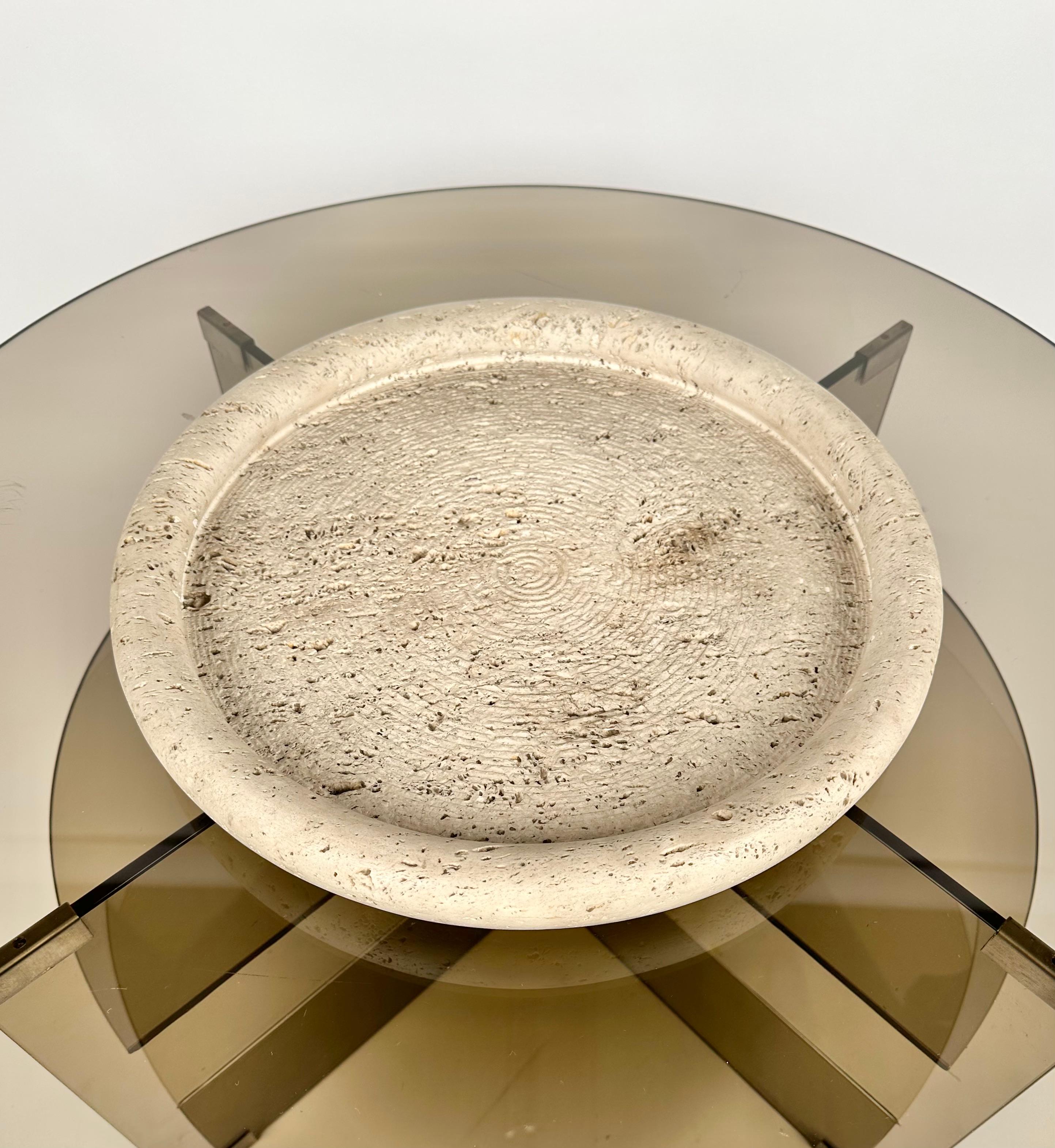 Midcentury large round vide-poche dish in travertine by Fratelli Mannelli.

Made in Italy in the 1970s.

The original label is still attached on the back, as shown in the pictures.