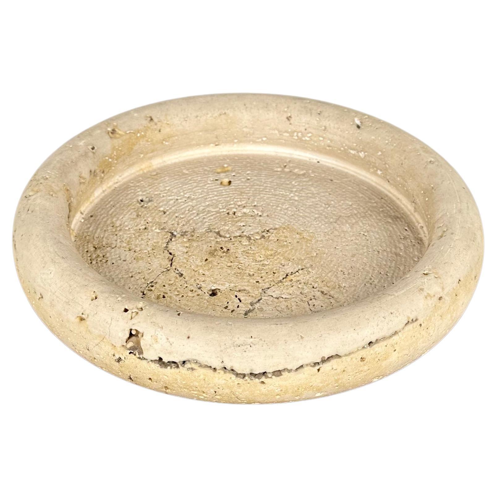 Midcentury round vide-poche dish in travertine by Fratelli Mannelli. 

Made in Italy in the 1970s. 

The original label is still attached on the back, as shown in the pictures.