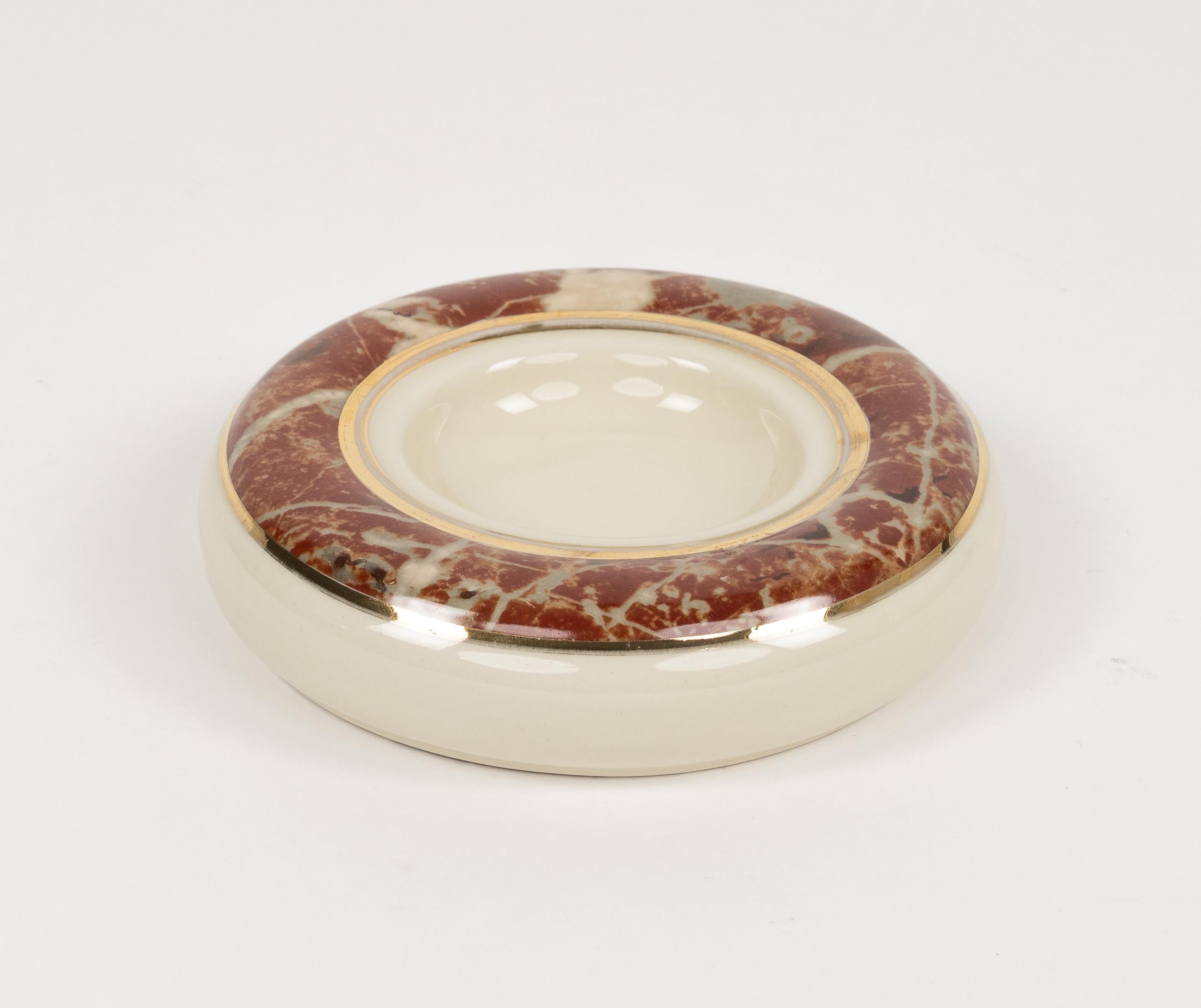 Impresionante vide-poche o cenicero redondo de mediados de siglo en cerámica efecto mármol de Tommaso Barbi para B Ceramiche.

Fabricado en Italia en la década de 1970.  

La impresión original aún es visible, como se muestra en las fotos.

Un
