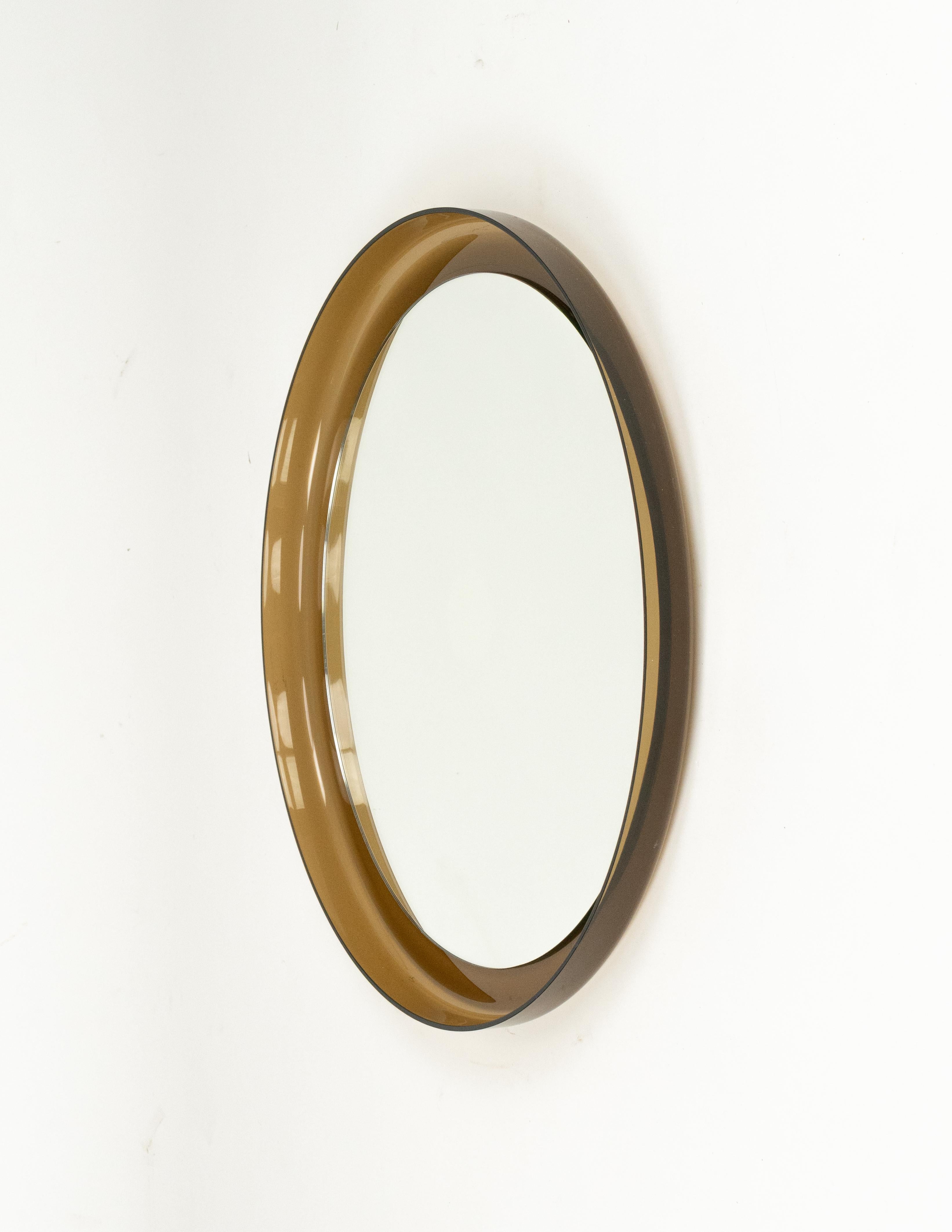Specchio da parete rotondo di metà secolo in lucite fumé stile Guzzini, Italia 1960 in vendita 4