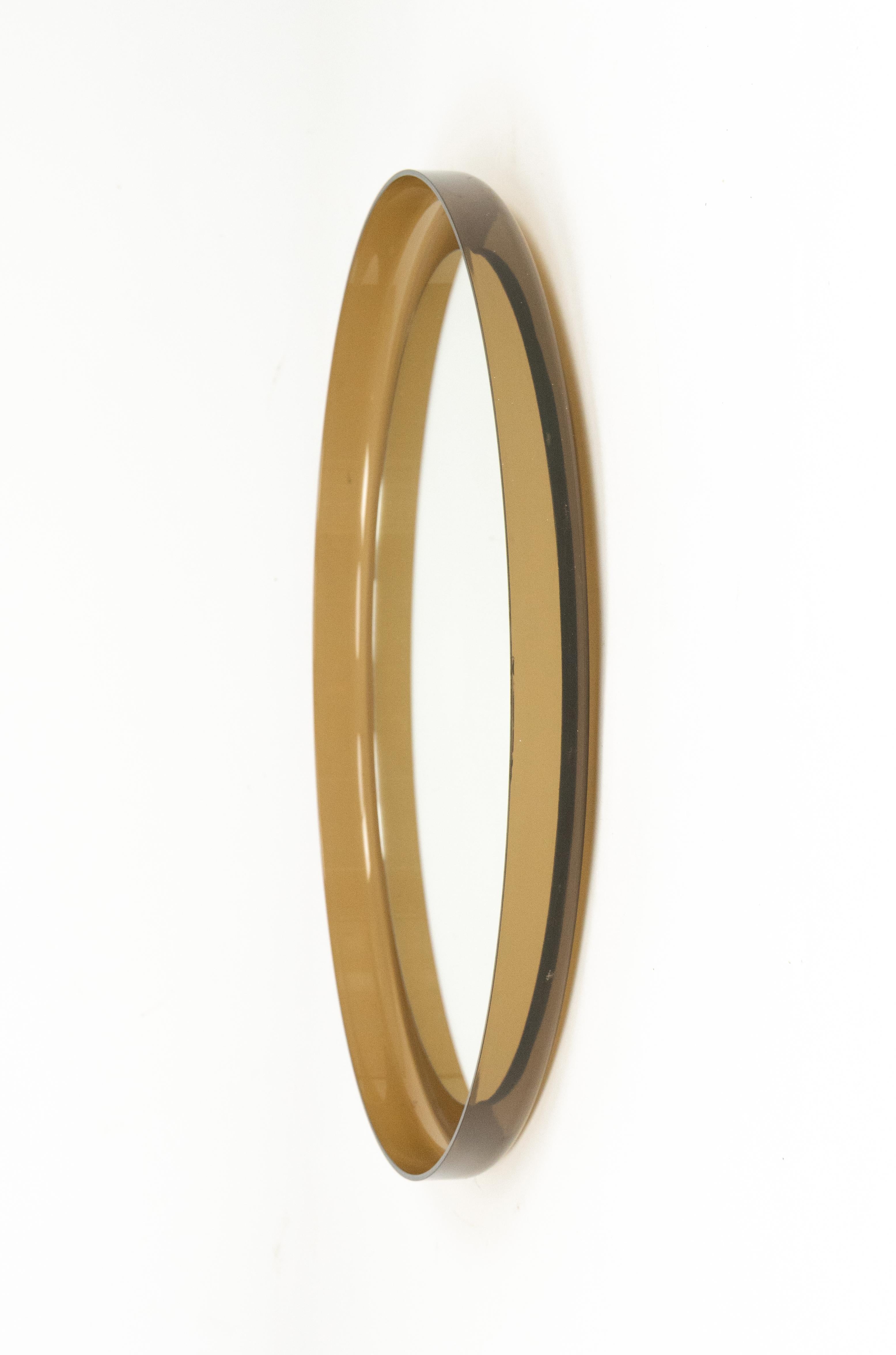 Specchio da parete rotondo di metà secolo in lucite fumé stile Guzzini, Italia 1960 in vendita 5
