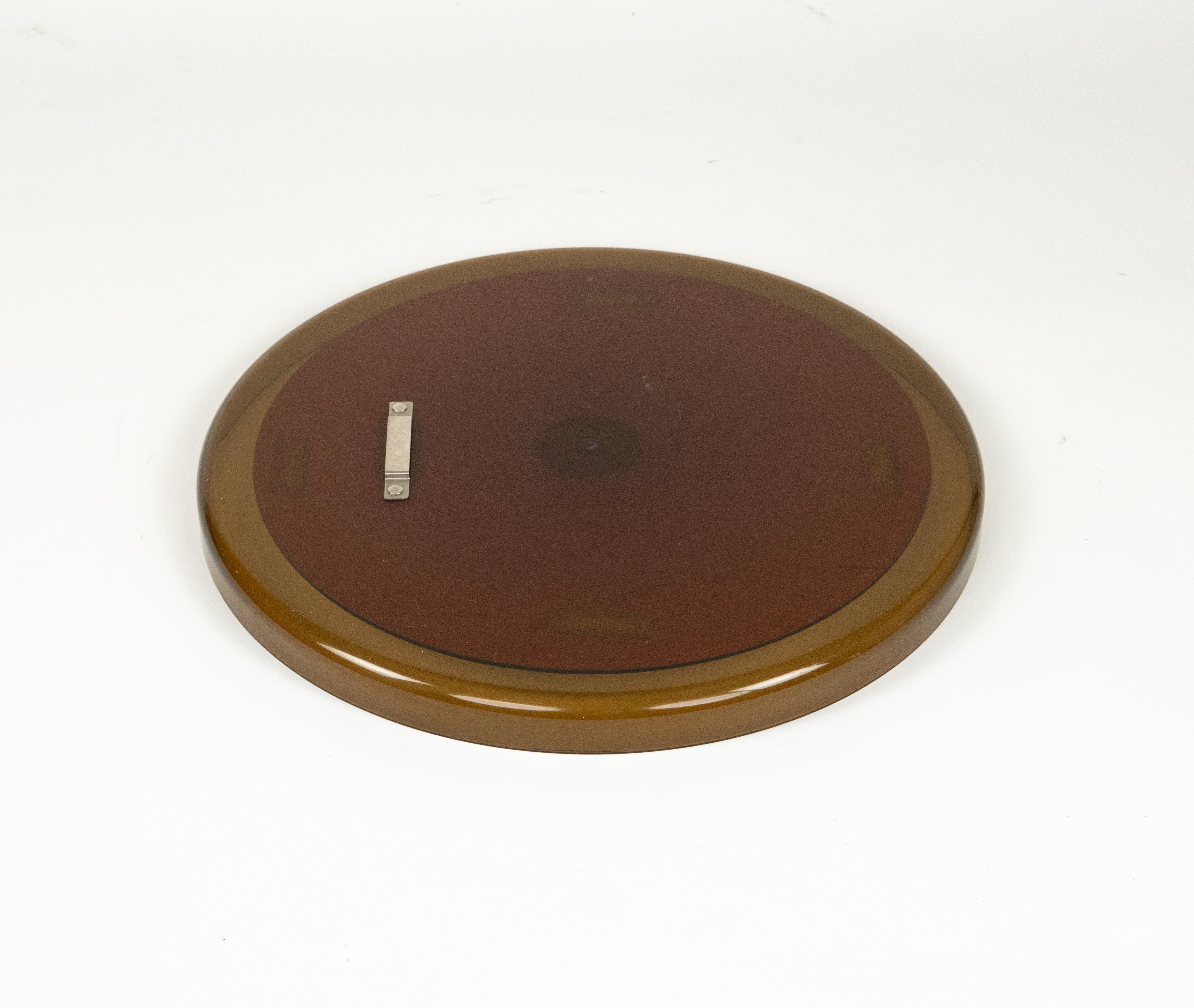 Specchio da parete rotondo di metà secolo in lucite fumé stile Guzzini, Italia 1960 in vendita 6