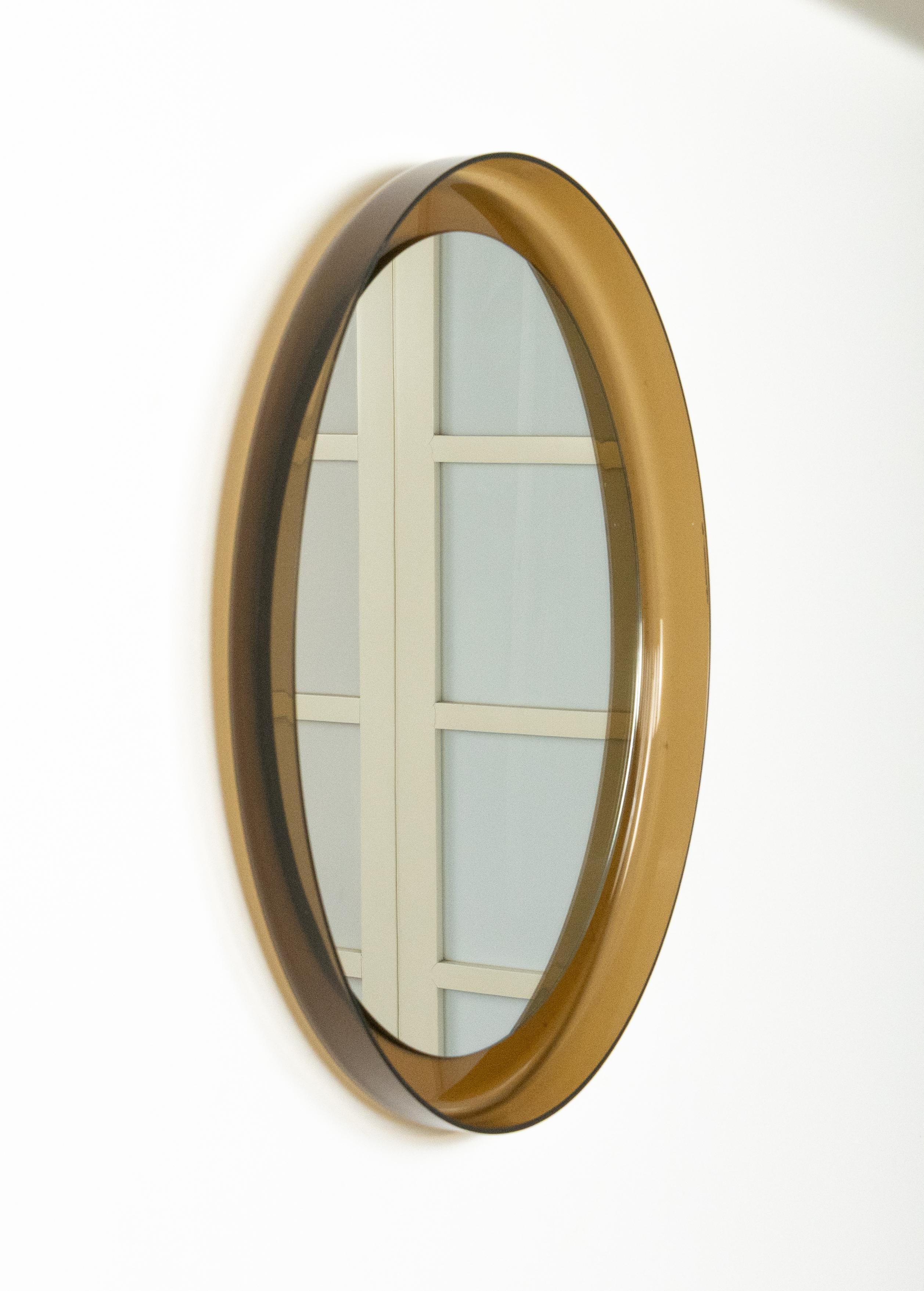 Mid-Century moderno Specchio da parete rotondo di metà secolo in lucite fumé stile Guzzini, Italia 1960 in vendita