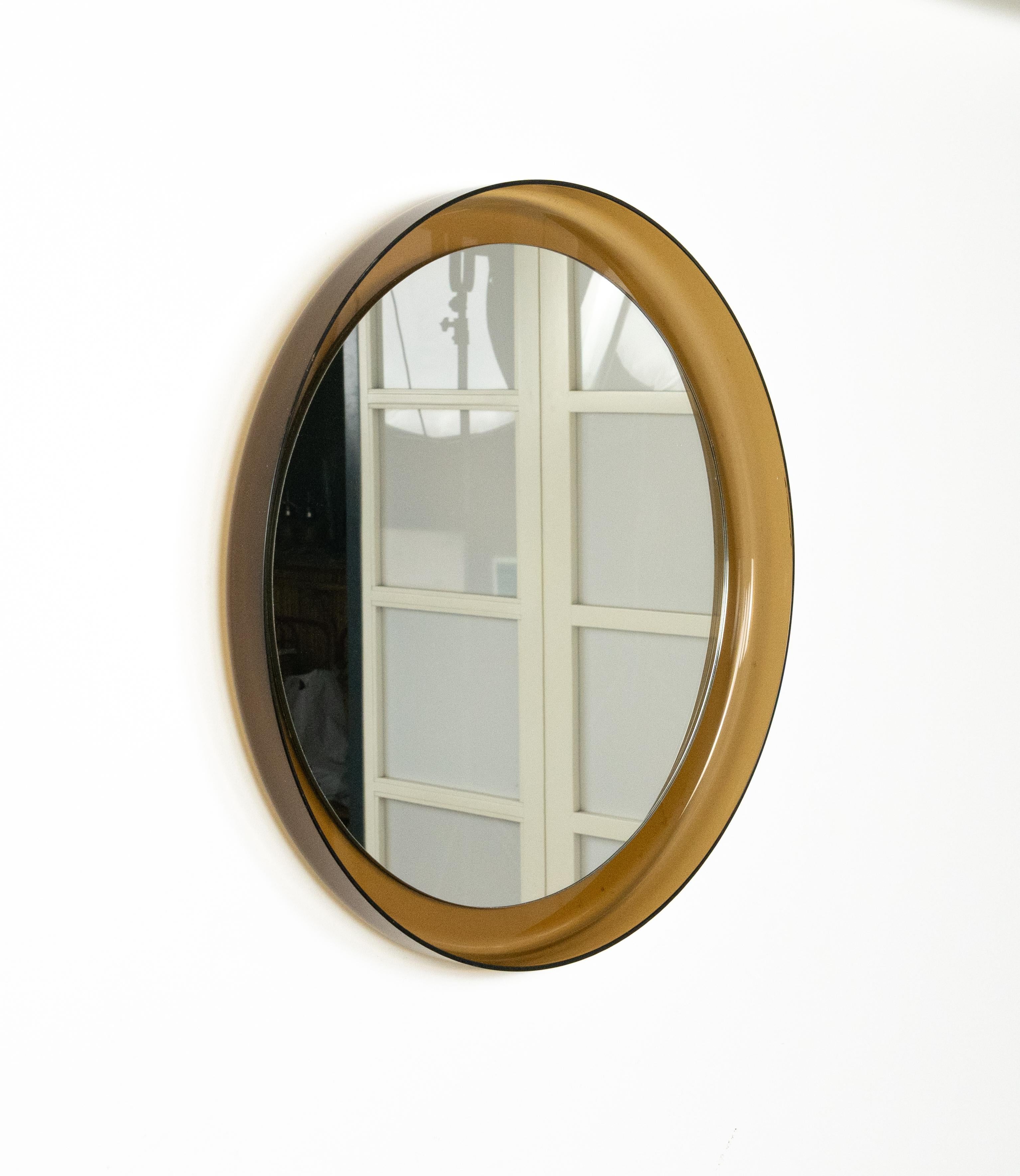 Italiano Specchio da parete rotondo di metà secolo in lucite fumé stile Guzzini, Italia 1960 in vendita