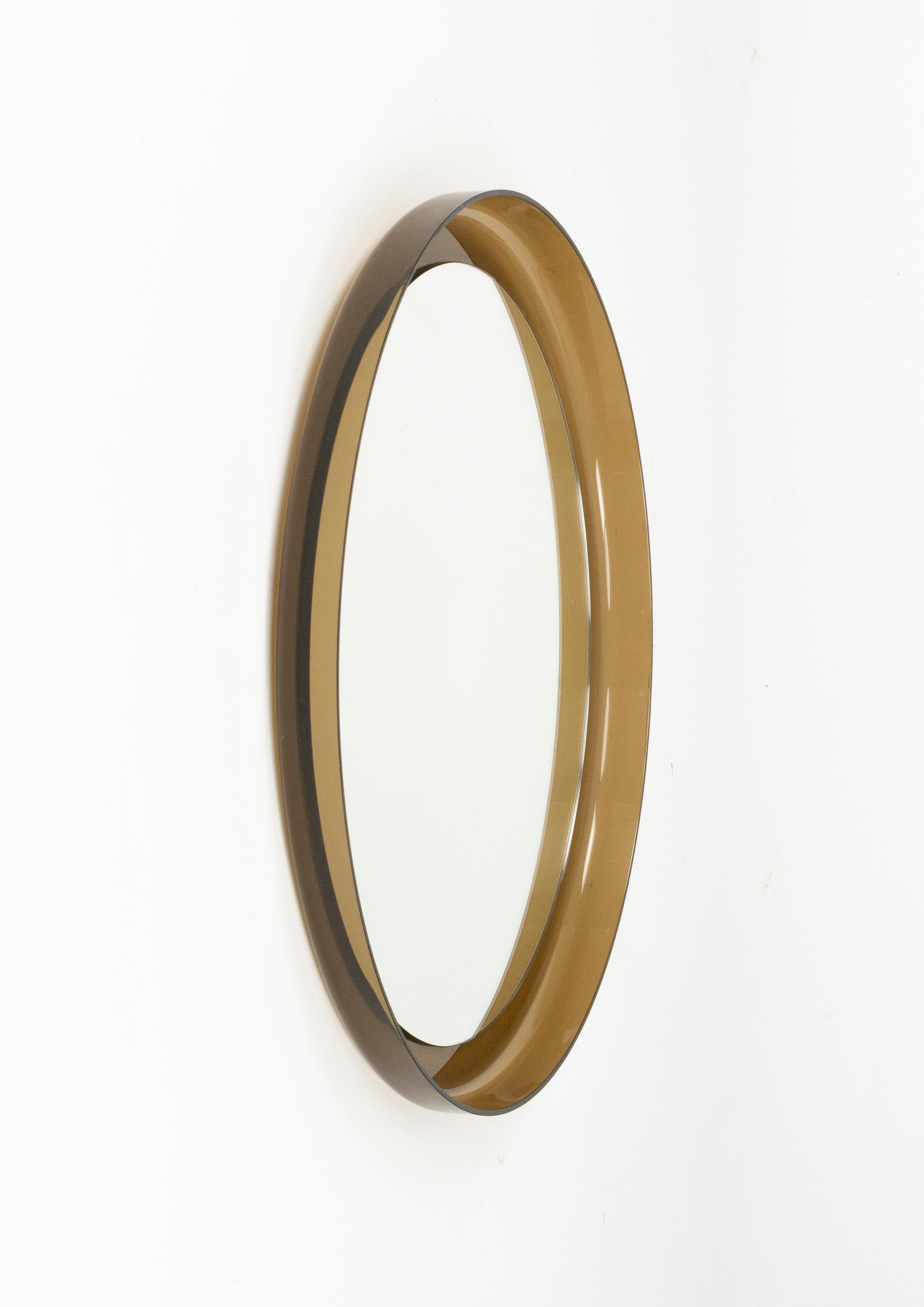 Specchio da parete rotondo di metà secolo in lucite fumé stile Guzzini, Italia 1960 In condizioni buone in vendita a Rome, IT
