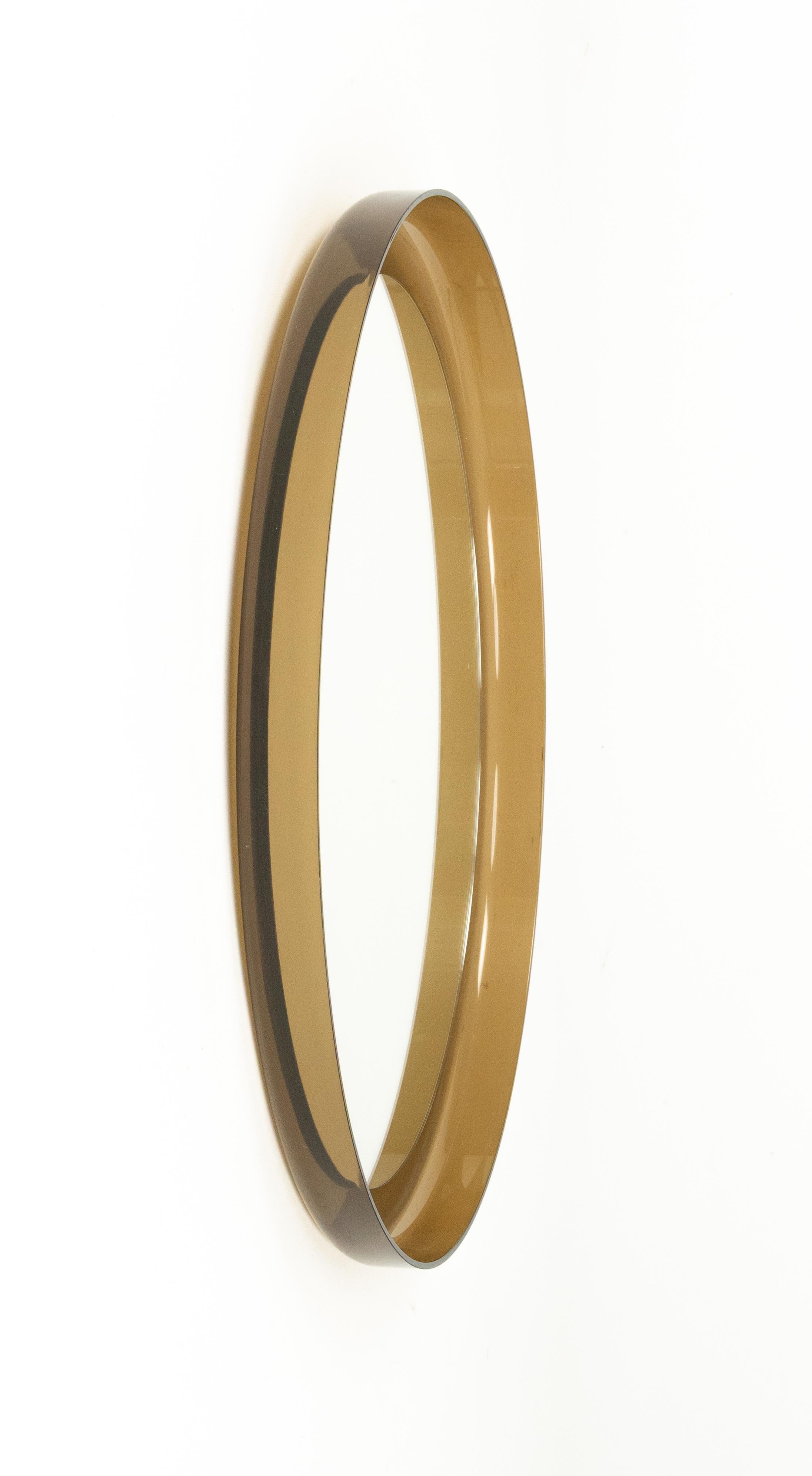 Metà XX secolo Specchio da parete rotondo di metà secolo in lucite fumé stile Guzzini, Italia 1960 in vendita
