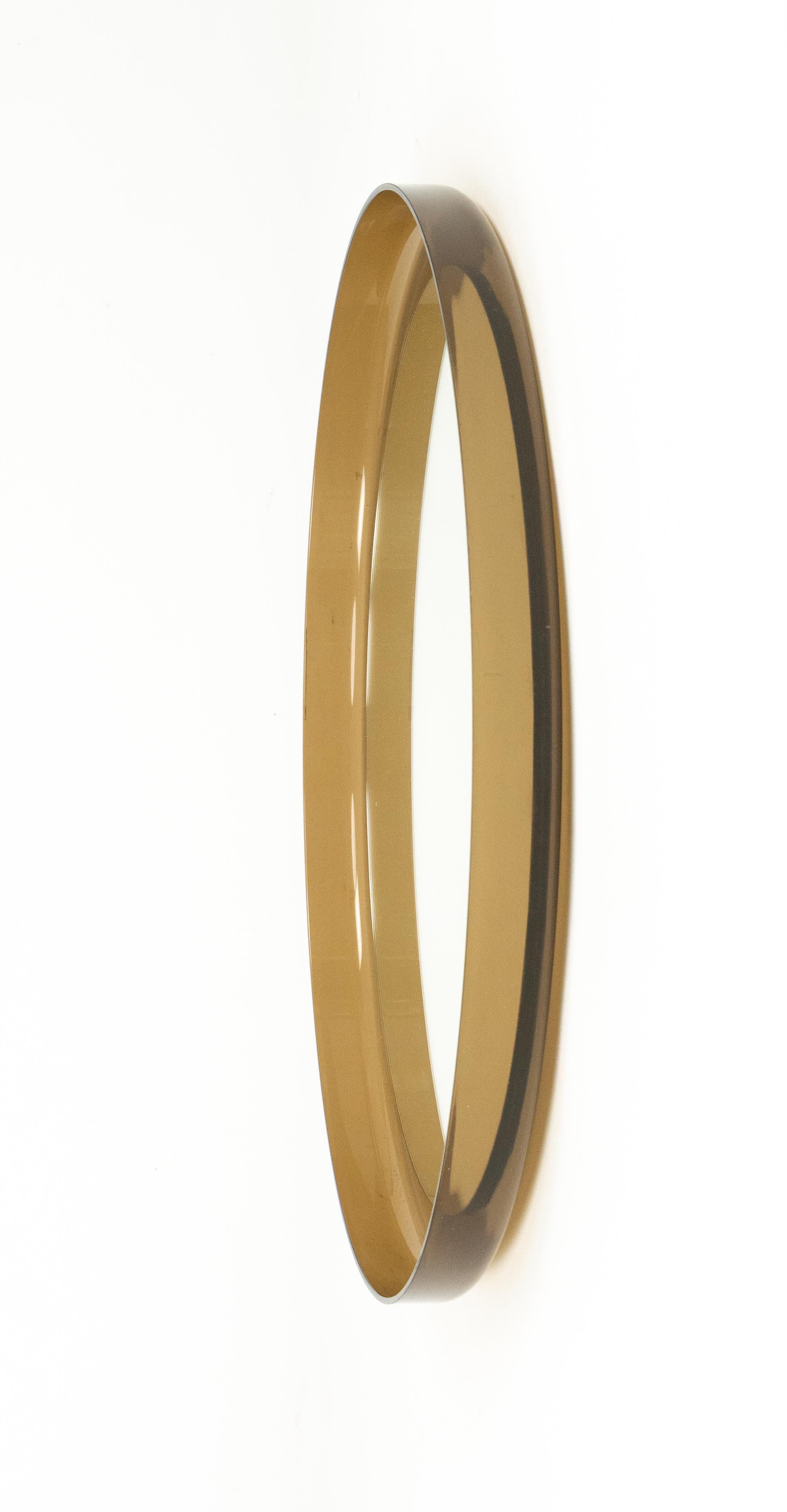 Specchio da parete rotondo di metà secolo in lucite fumé stile Guzzini, Italia 1960 in vendita 1