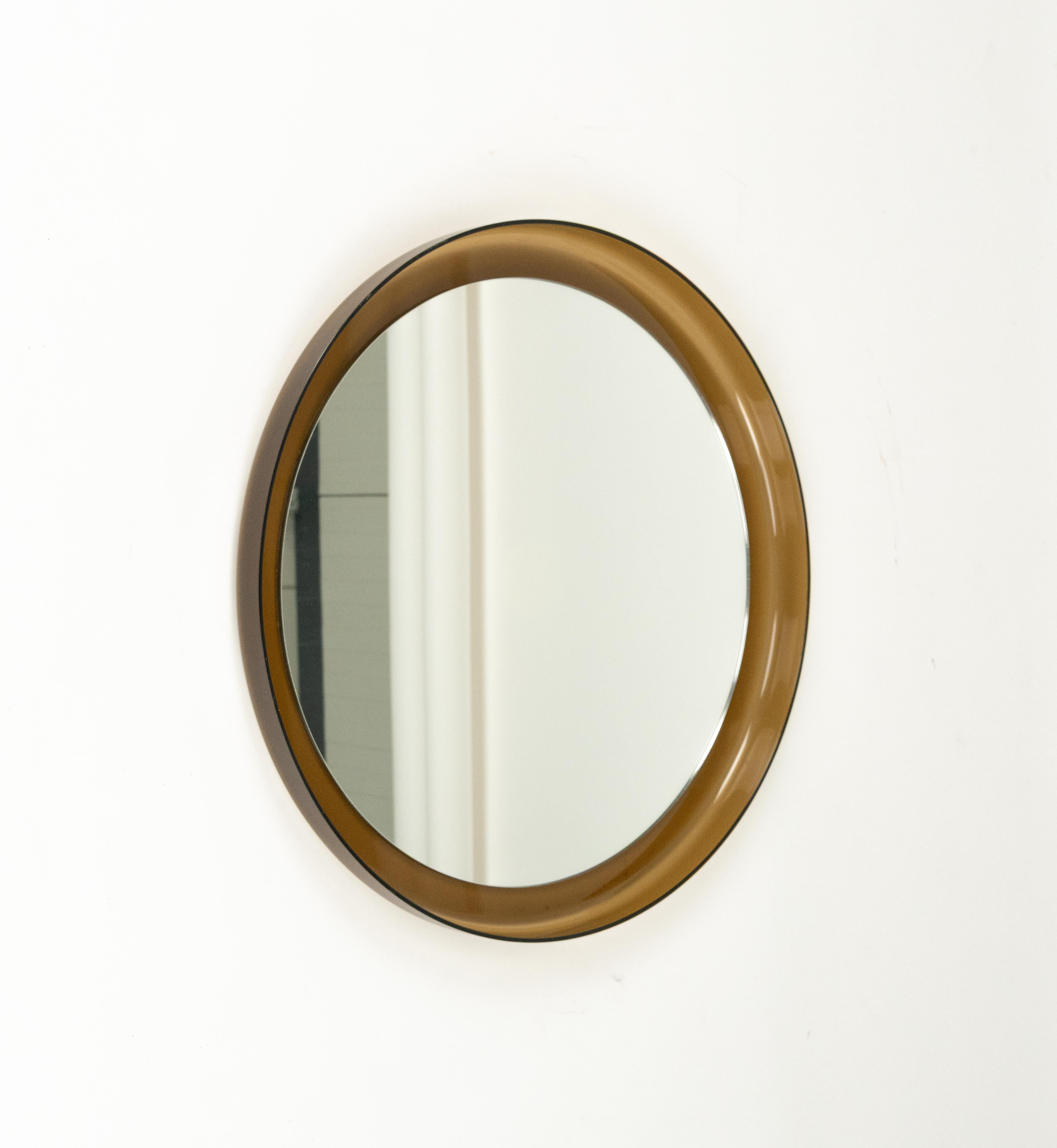 Specchio da parete rotondo di metà secolo in lucite fumé stile Guzzini, Italia 1960 in vendita 2