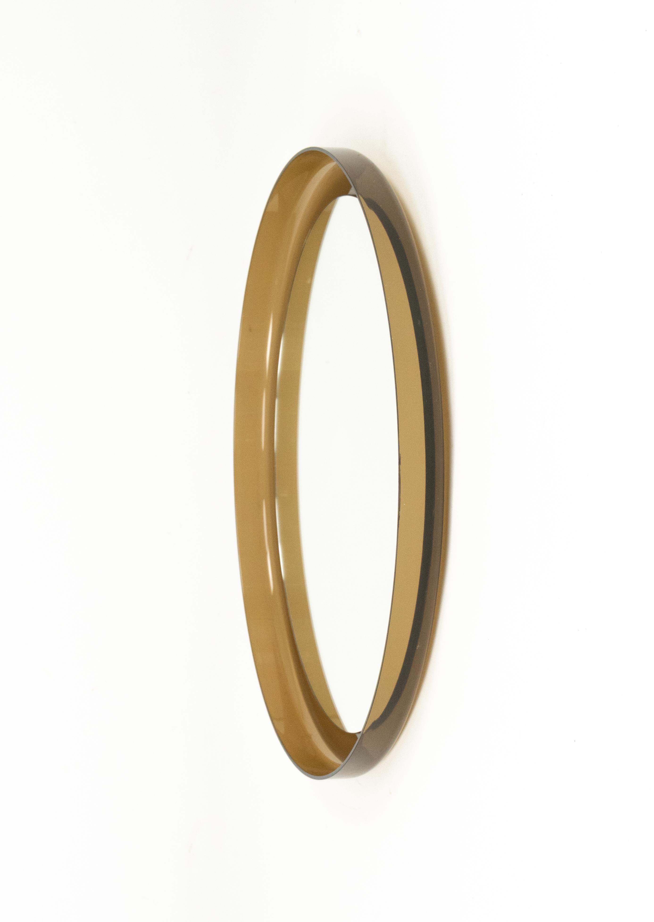 Specchio da parete rotondo di metà secolo in lucite fumé stile Guzzini, Italia 1960 in vendita 3