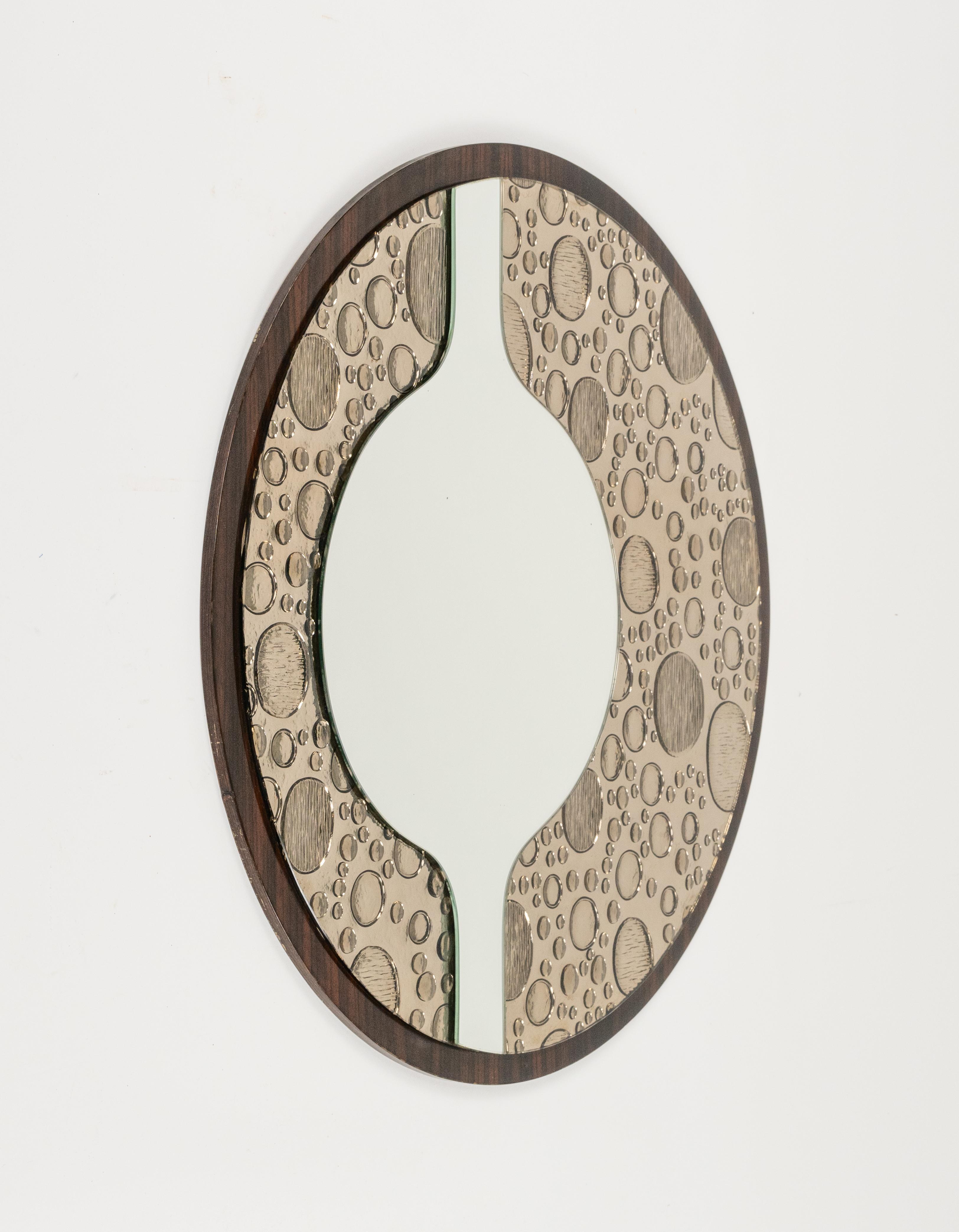 Midcentury amazing round wall mirror in wood and glass decorated with bubble.

Made in Italy in the 1970s.