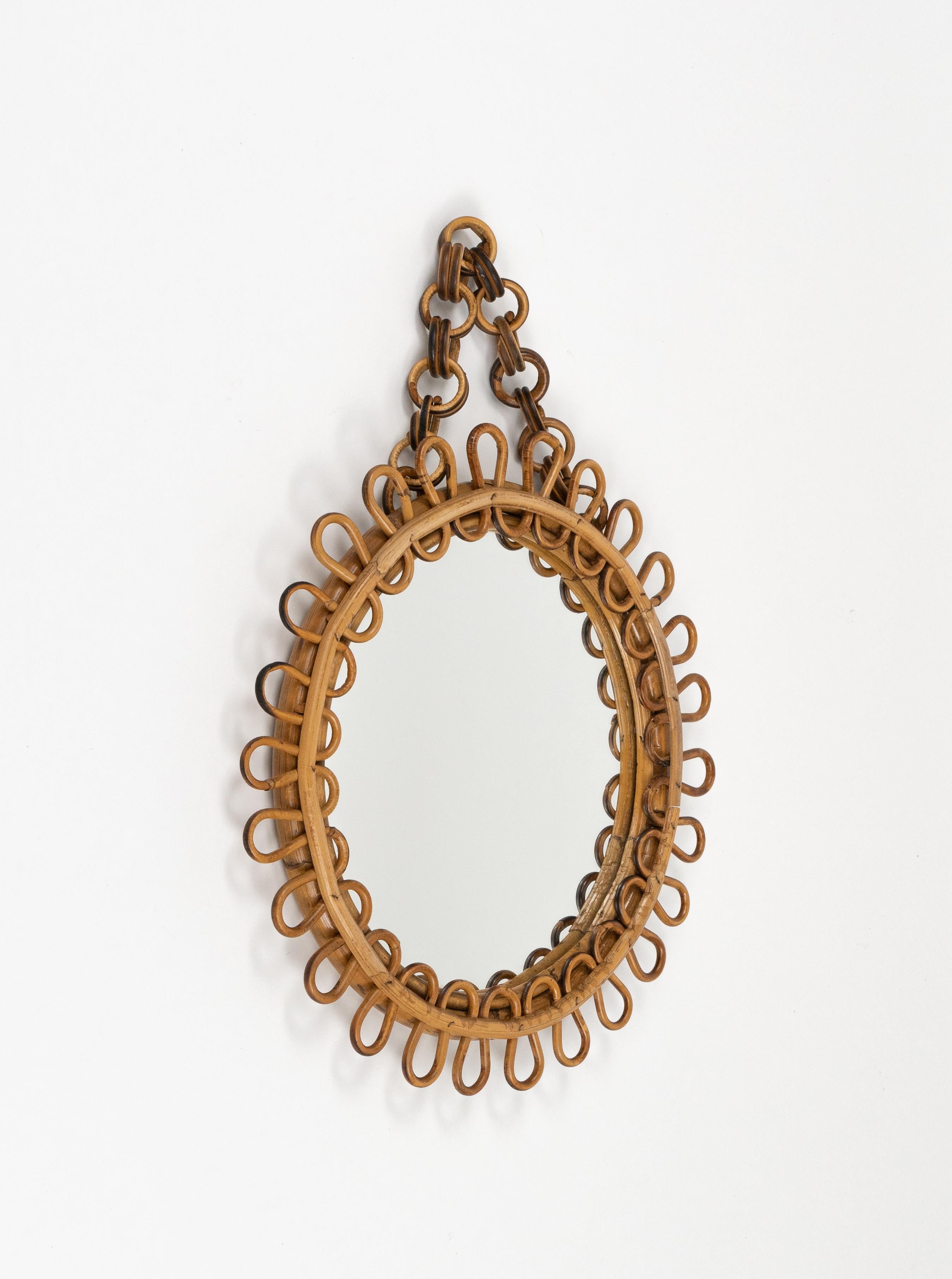 Precioso espejo de pared redondo de mediados de siglo con cadena de bambú y ratán al estilo del diseñador italiano Franco Albini.   

Fabricado en Italia en la década de 1960.